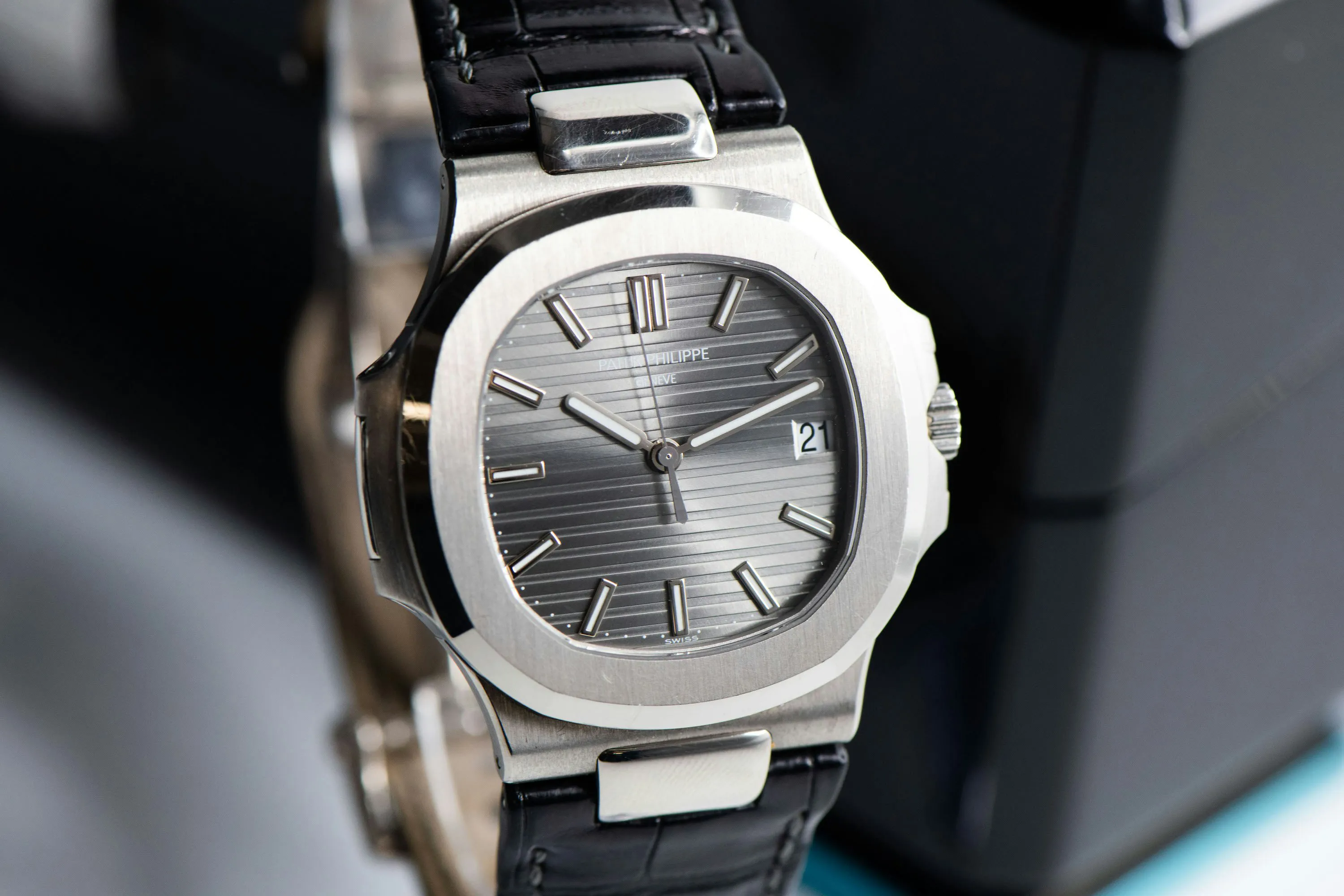 Patek Philippe Nautilus 5711G 40mm White gold Grey 2