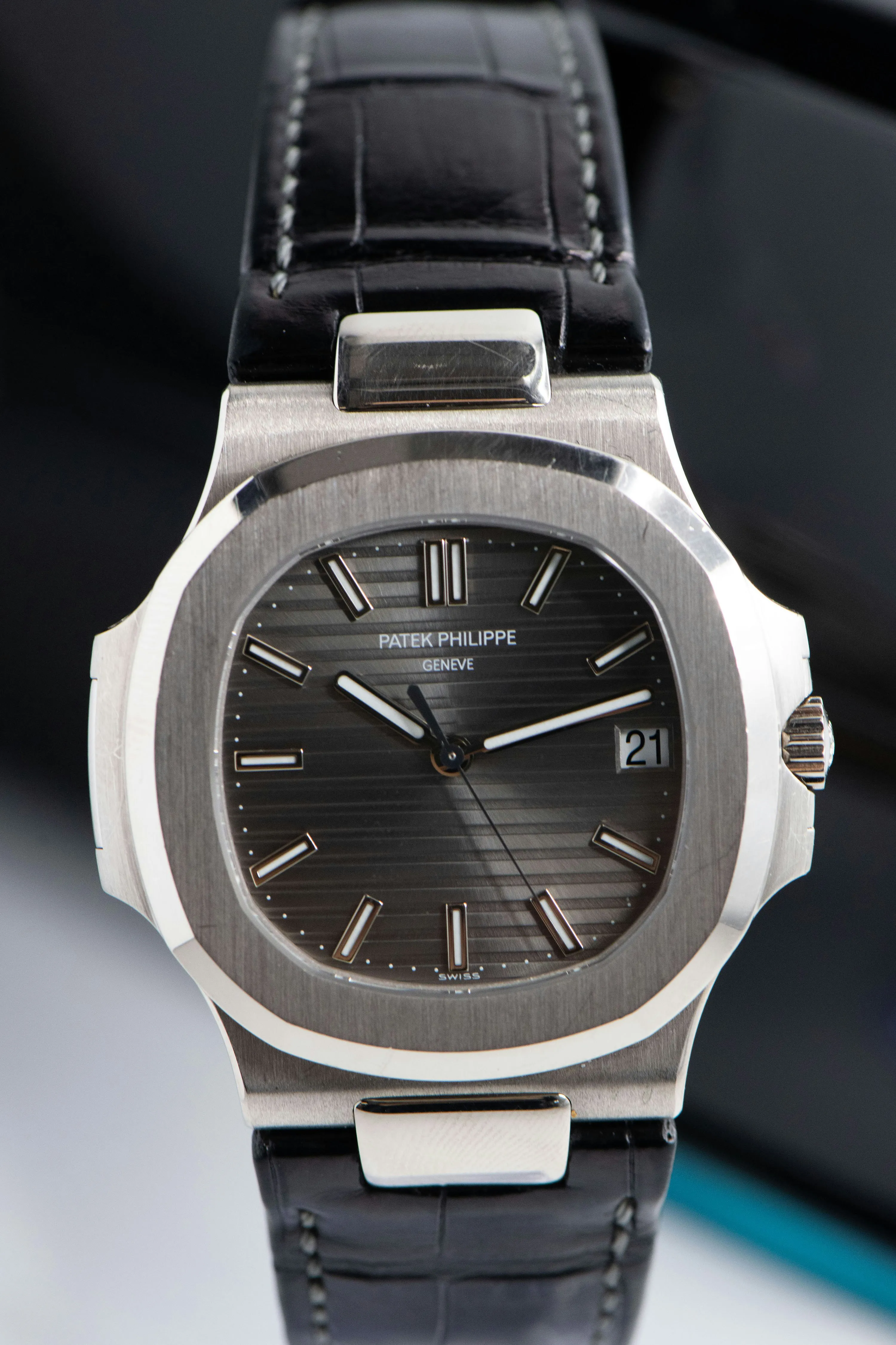 Patek Philippe Nautilus 5711G 40mm White gold Grey 4