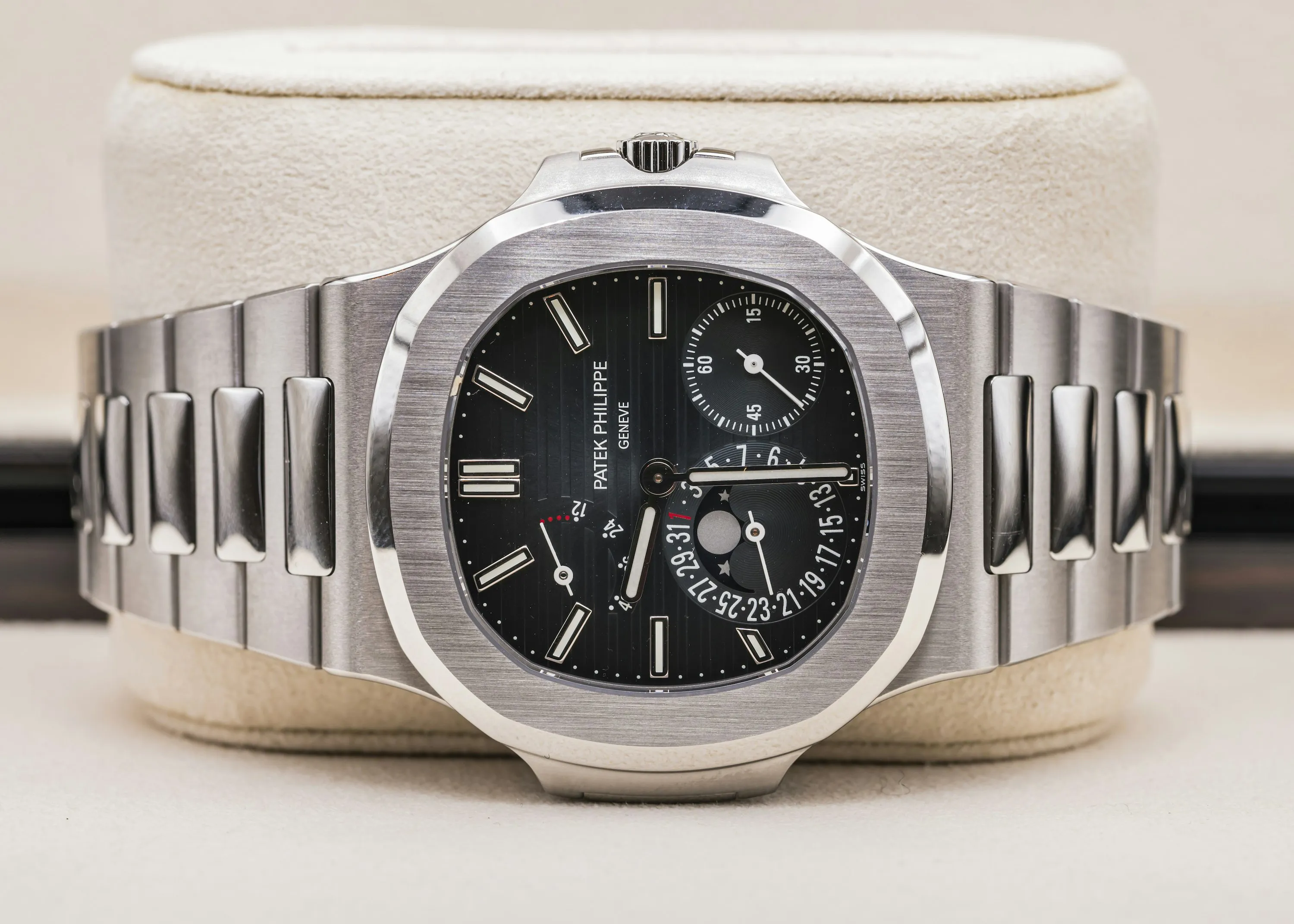 Patek Philippe Nautilus 5712/1A 40mm Stainless steel Blue 1