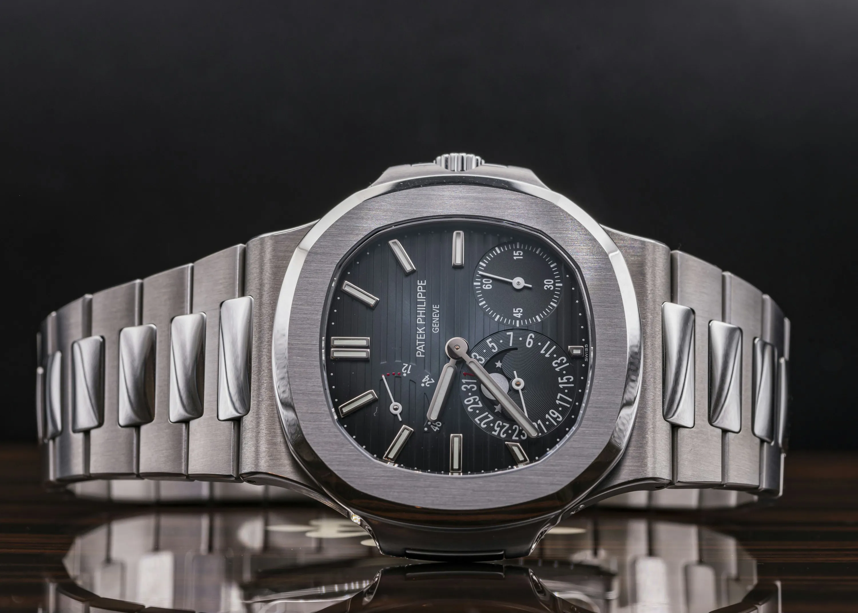 Patek Philippe Nautilus 5712/1A 40mm Stainless steel Blue 2