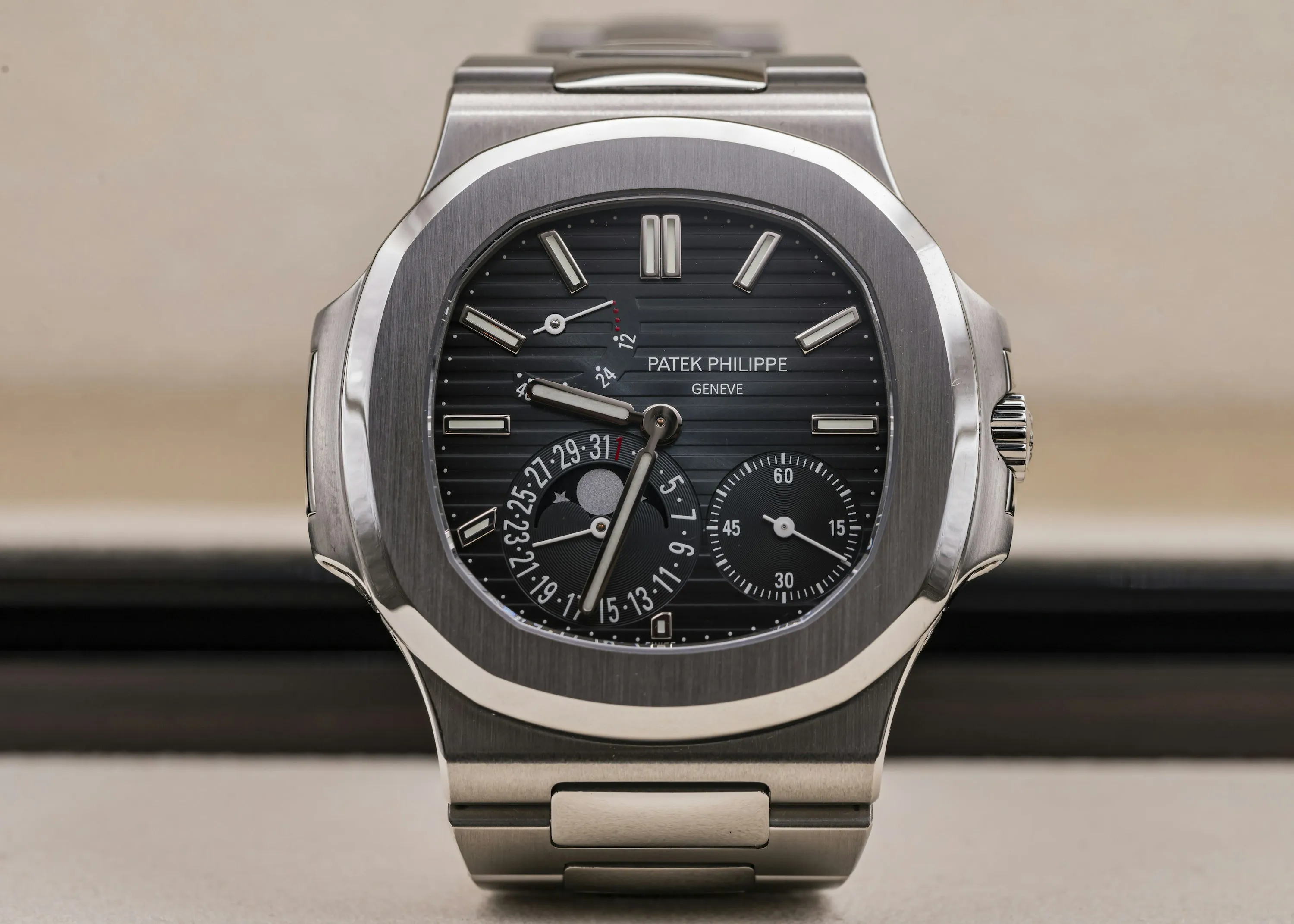 Patek Philippe Nautilus 5712/1A 40mm Stainless steel Blue 4