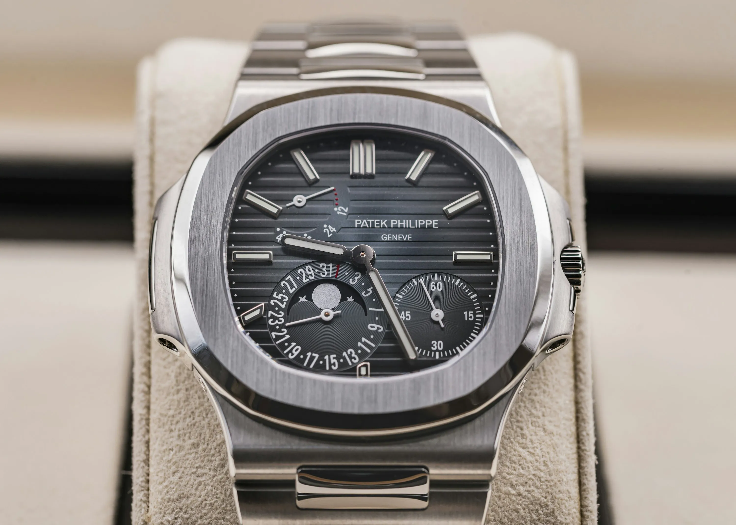 Patek Philippe Nautilus 5712/1A 40mm Stainless steel Blue 5