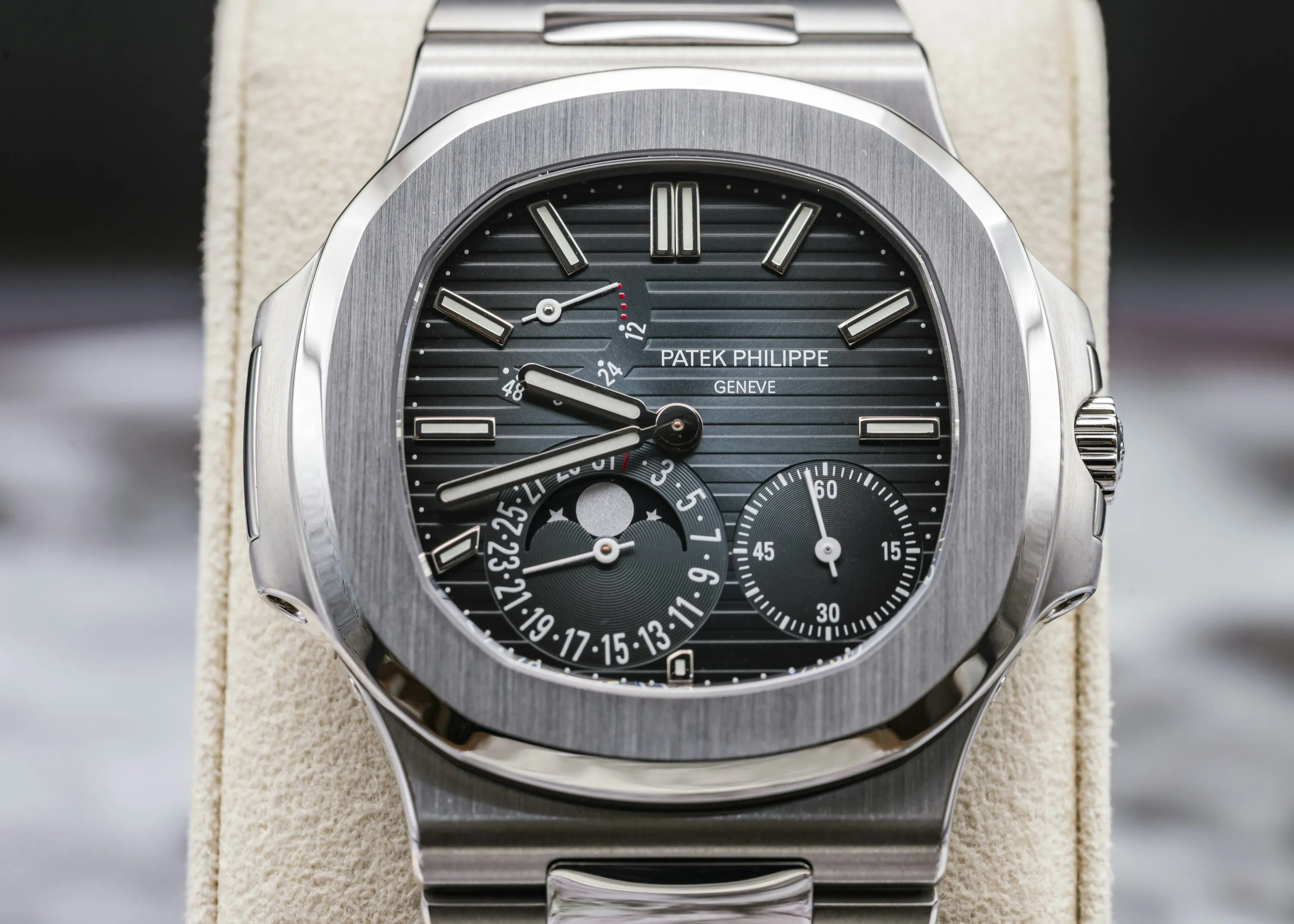 Patek Philippe Nautilus 5712/1A 40mm Stainless steel Blue 6