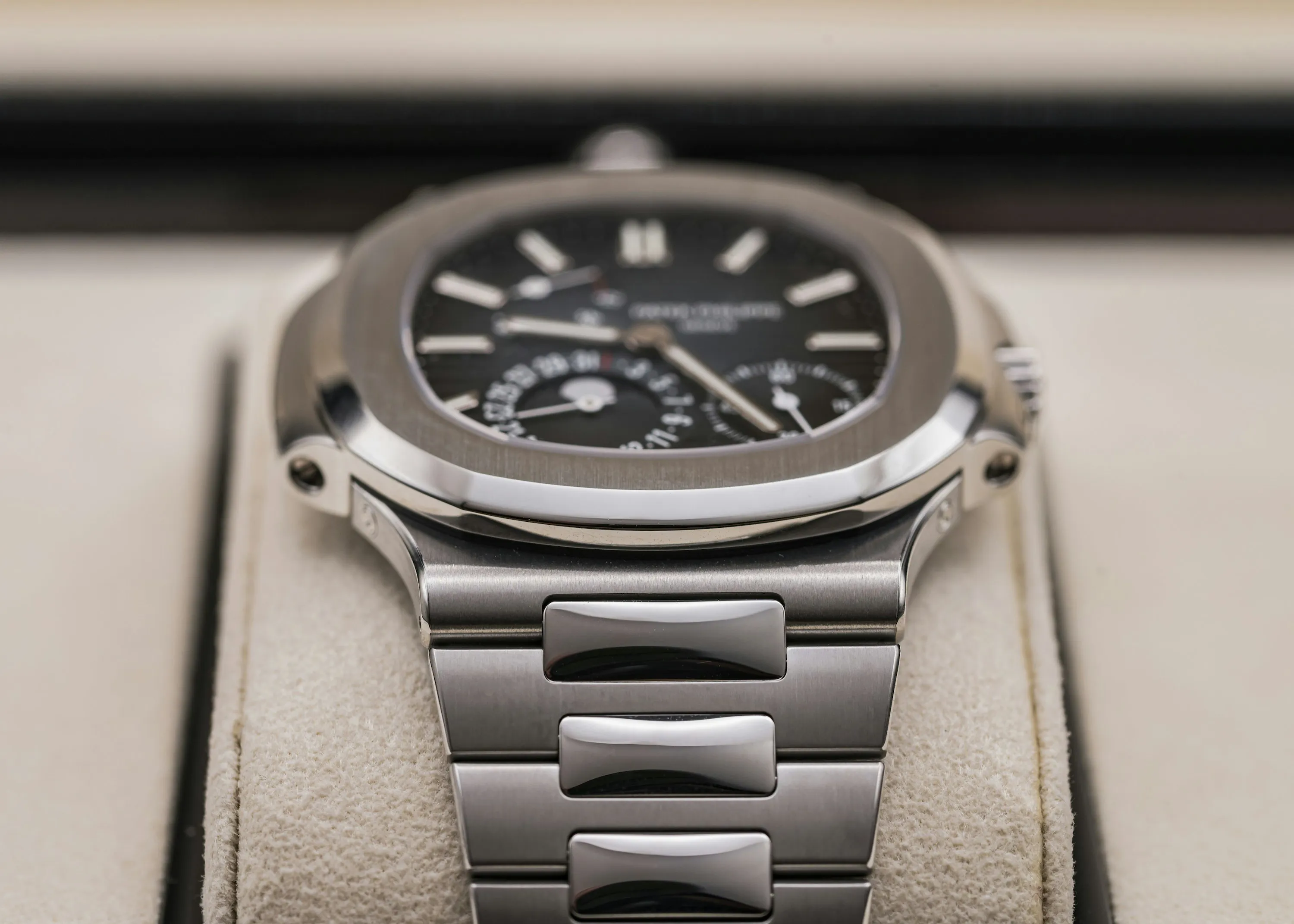 Patek Philippe Nautilus 5712/1A 40mm Stainless steel Blue 10