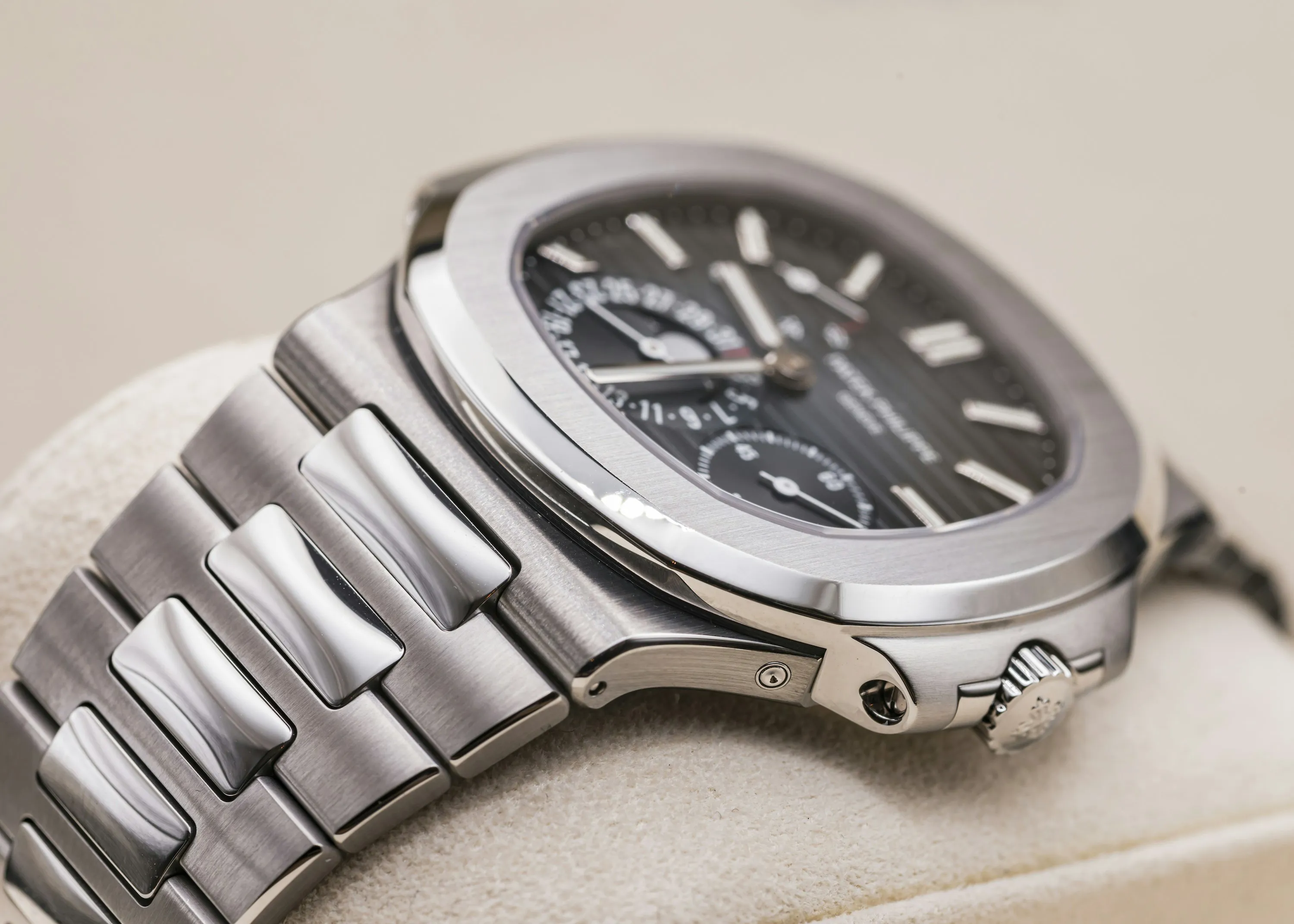 Patek Philippe Nautilus 5712/1A 40mm Stainless steel Blue 12