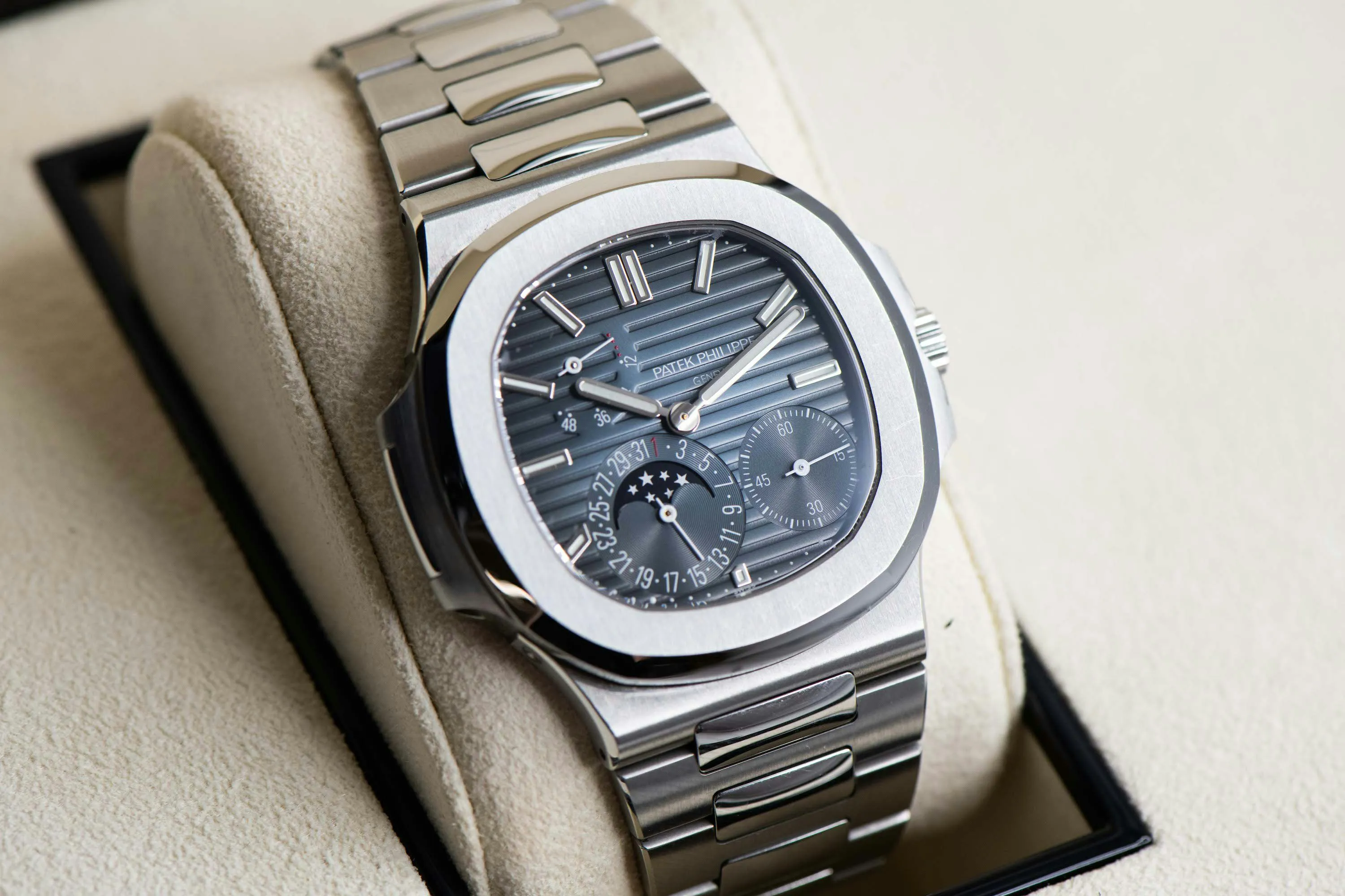 Patek Philippe Nautilus 5712/1A 40mm Stainless steel Blue 1