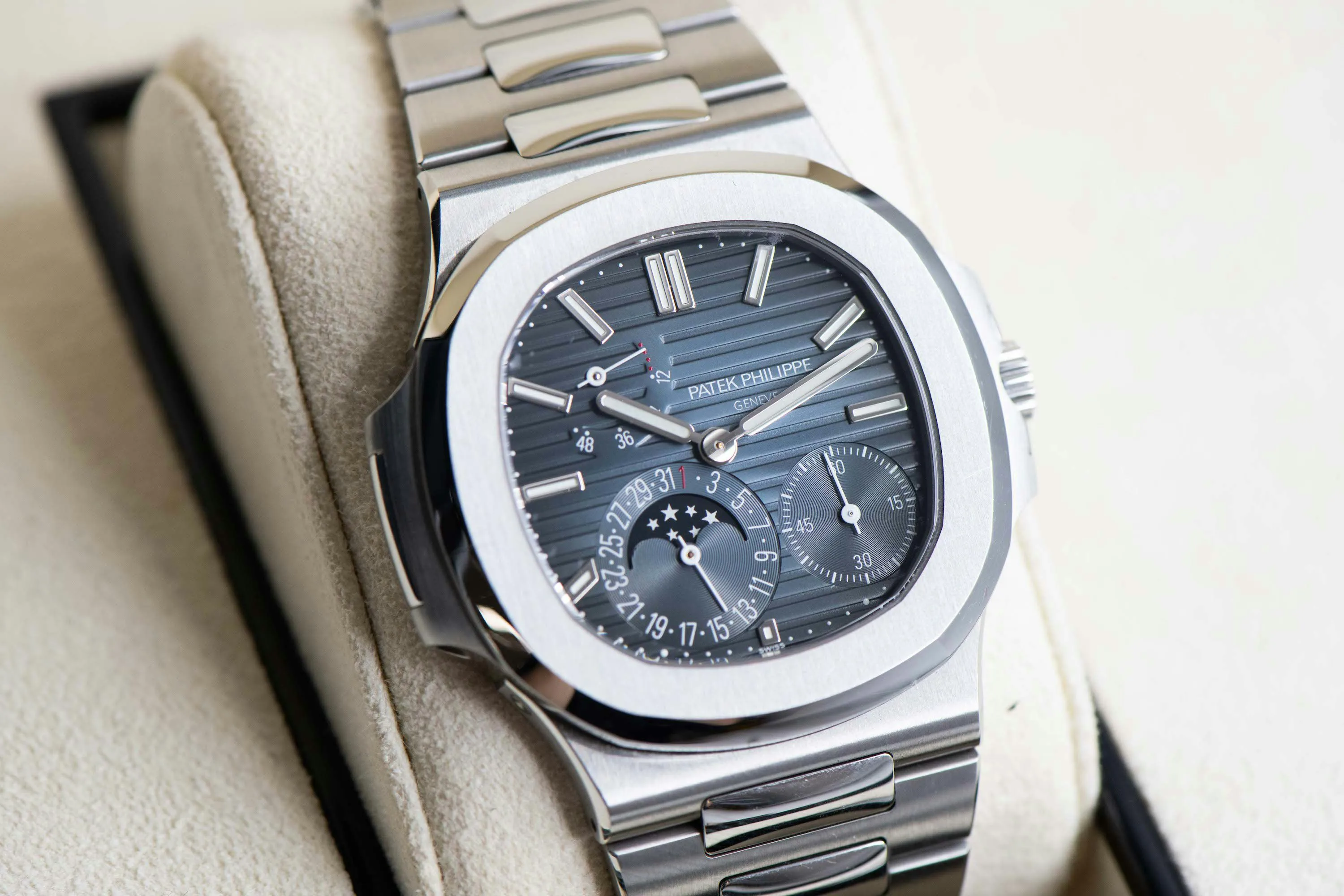 Patek Philippe Nautilus 5712/1A 40mm Stainless steel Blue 2