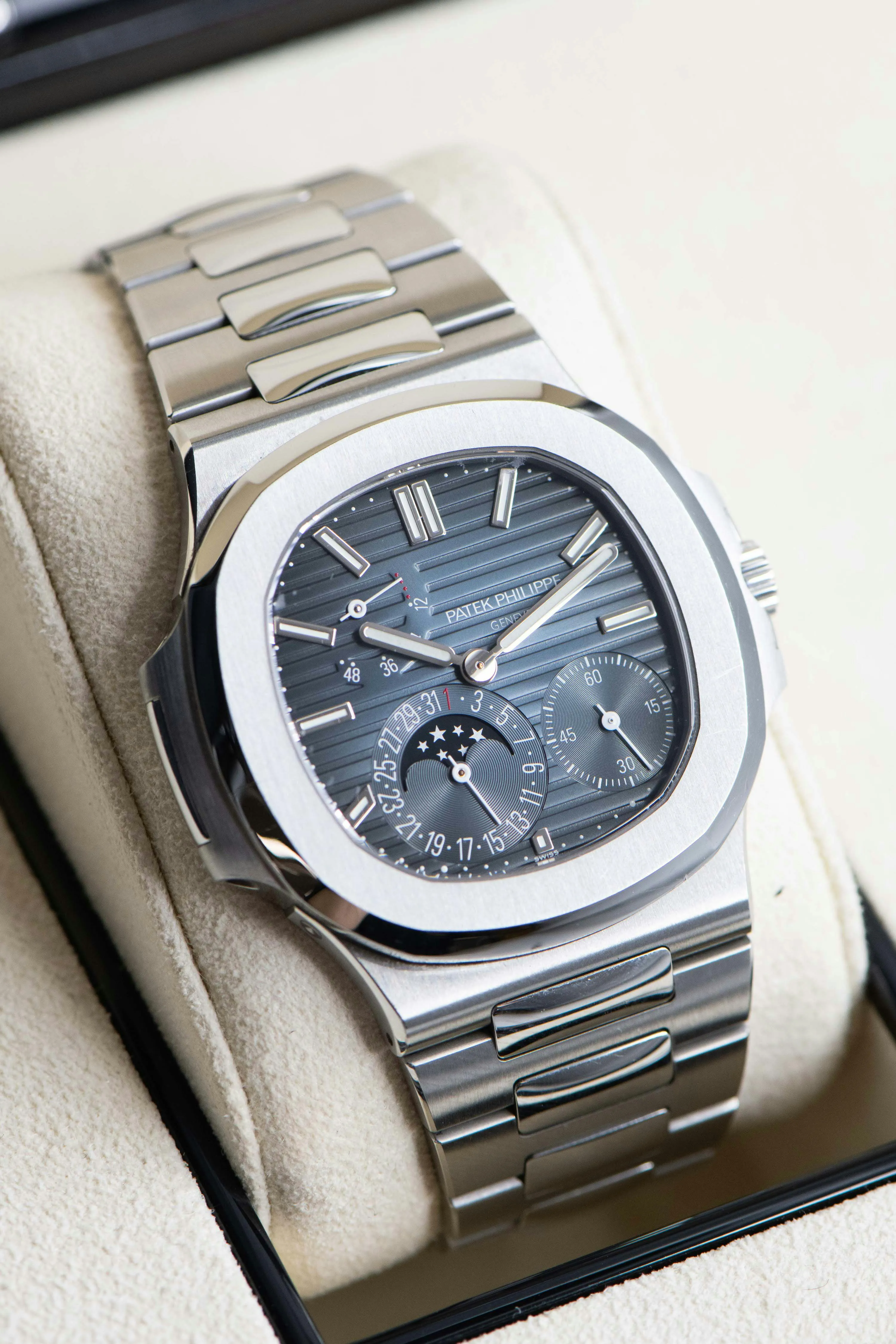 Patek Philippe Nautilus 5712/1A 40mm Stainless steel Blue 7