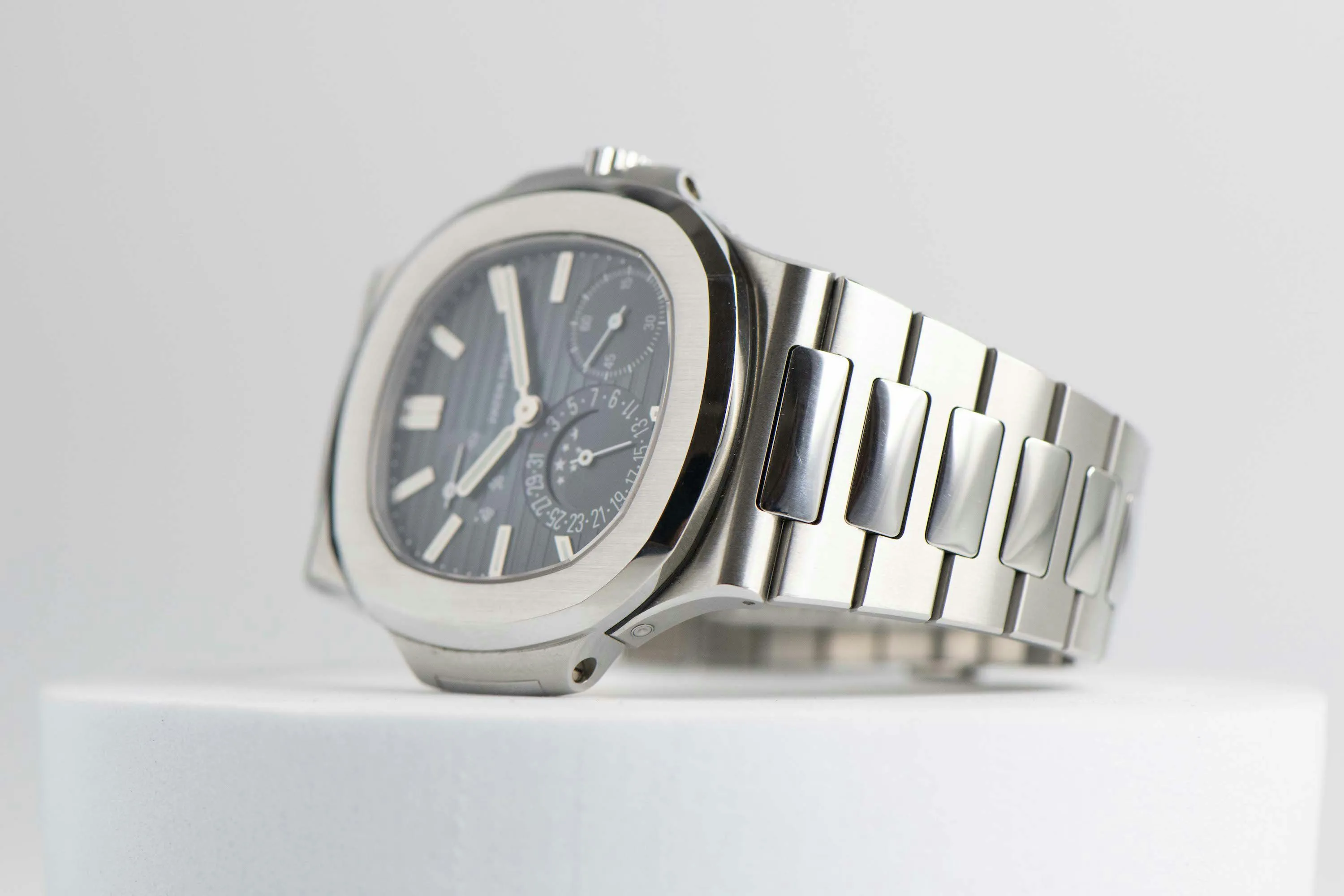 Patek Philippe Nautilus 5712/1A 40mm Stainless steel Blue 13