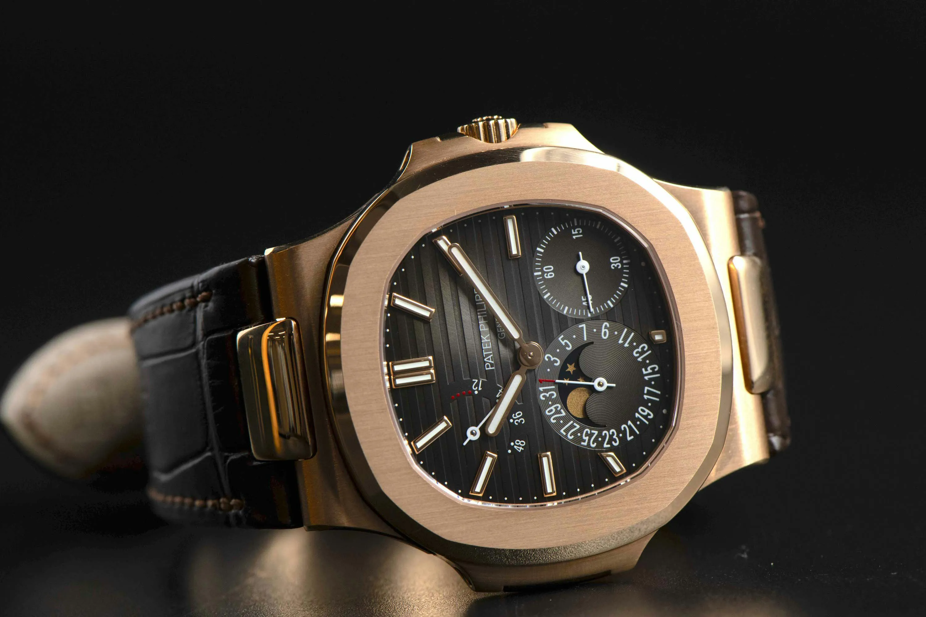 Patek Philippe Nautilus 5712R 40mm Rose gold Grey 1