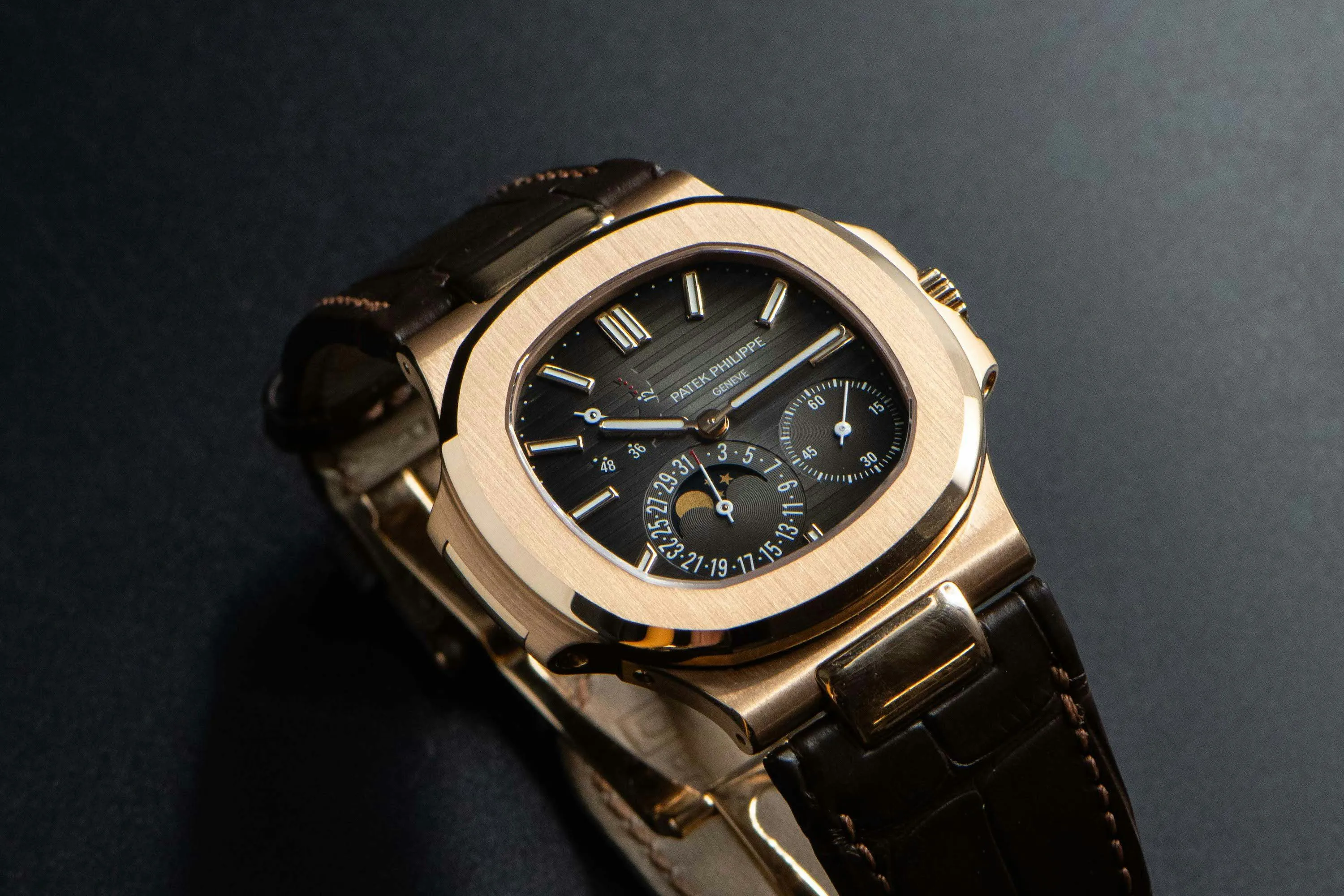 Patek Philippe Nautilus 5712R 40mm Rose gold Grey 2