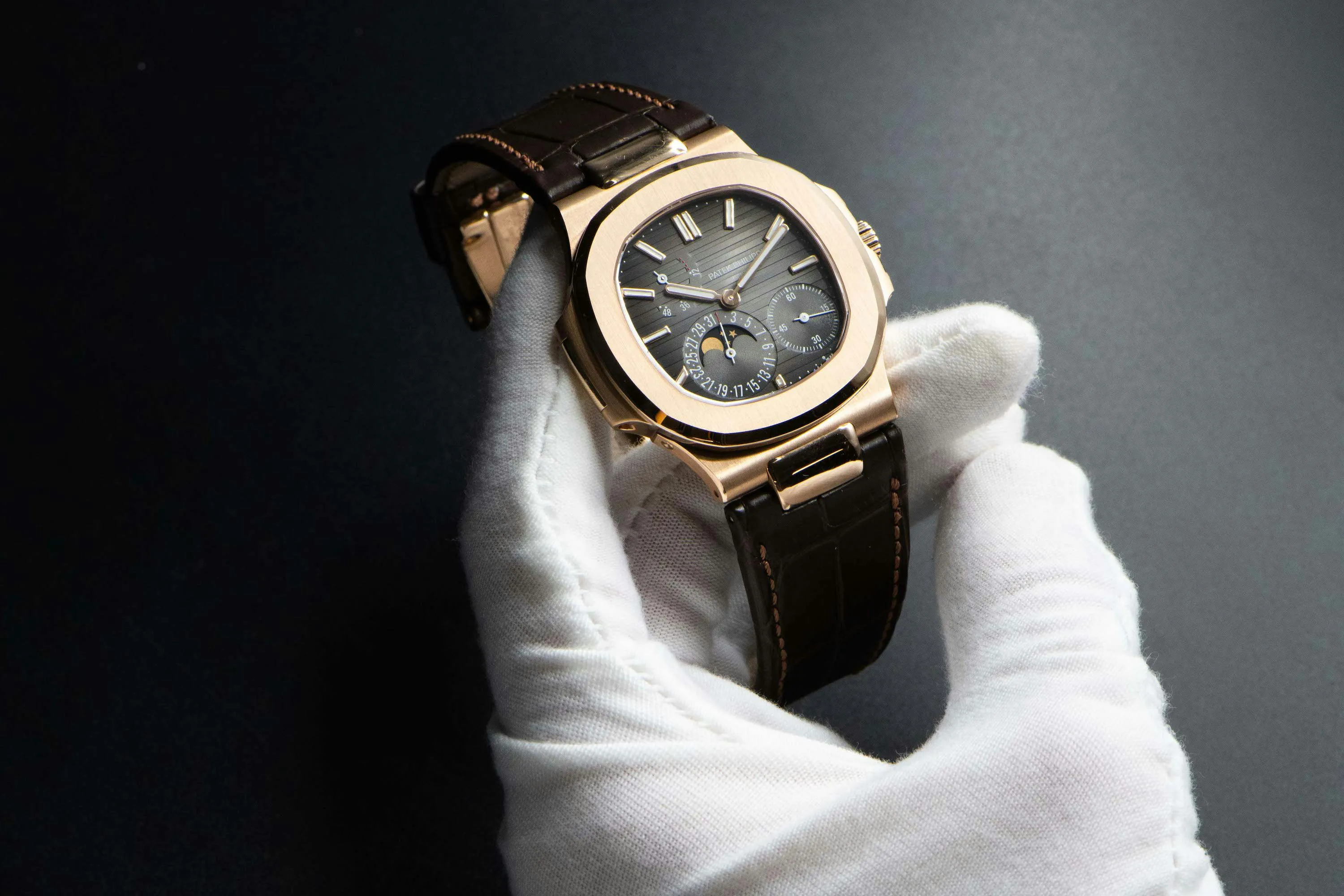 Patek Philippe Nautilus 5712R 40mm Rose gold Grey 3