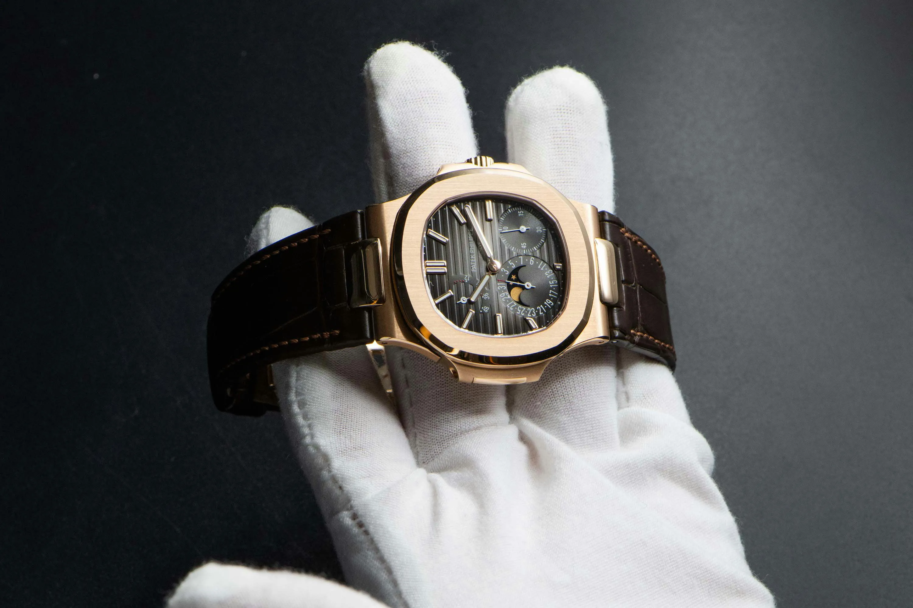 Patek Philippe Nautilus 5712R 40mm Rose gold Grey 4