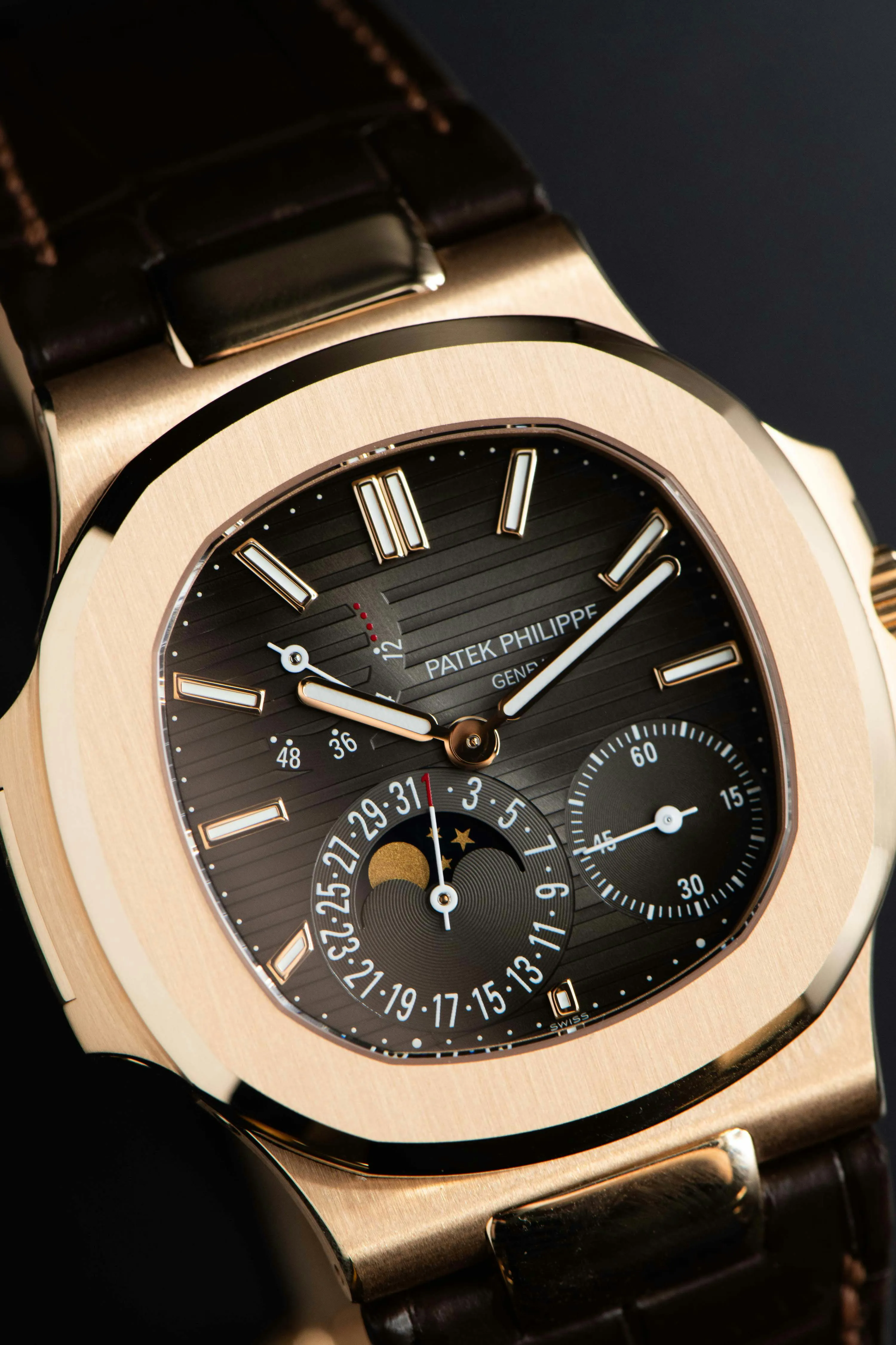 Patek Philippe Nautilus 5712R 40mm Rose gold Grey 9