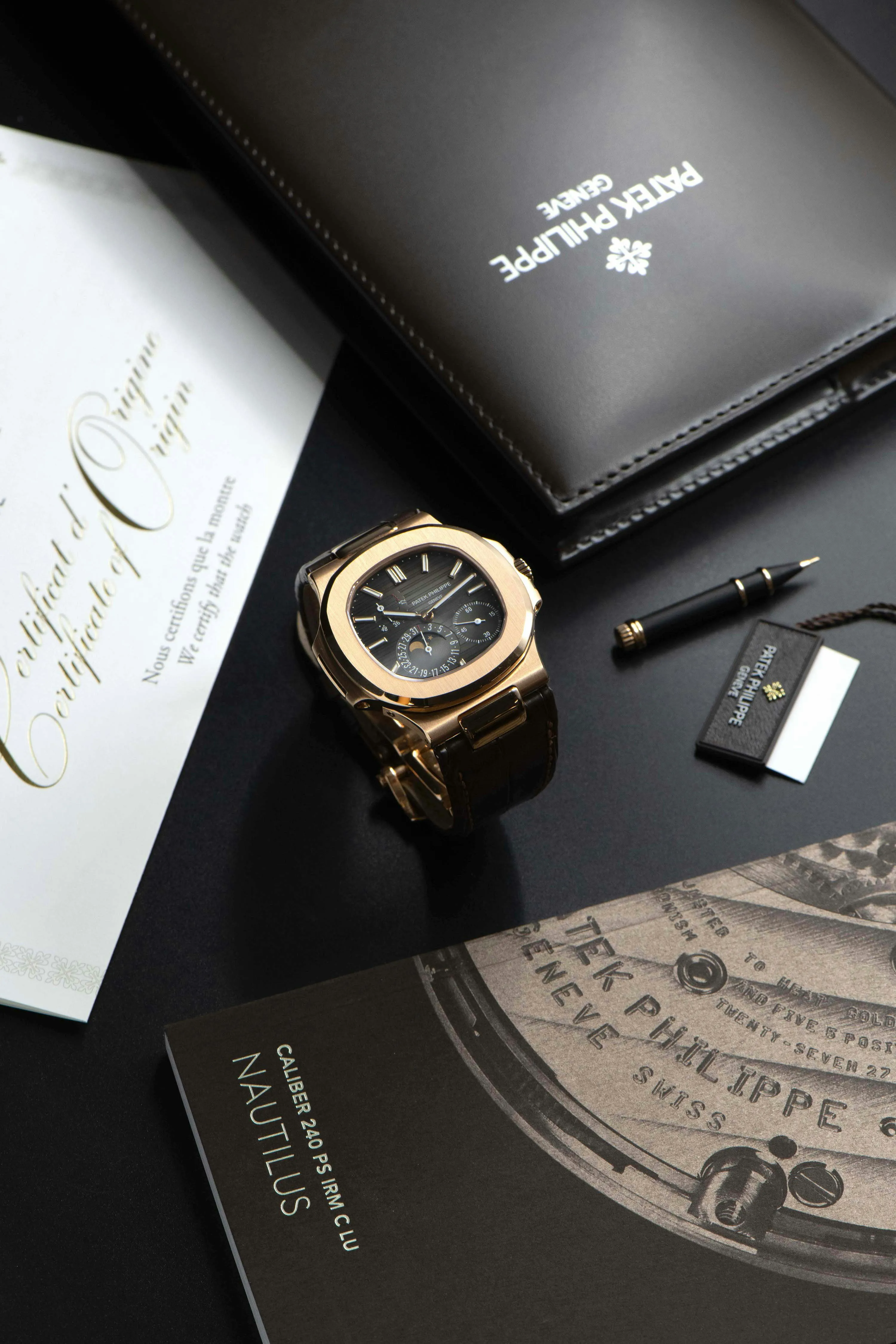 Patek Philippe Nautilus 5712R 40mm Rose gold Grey 11