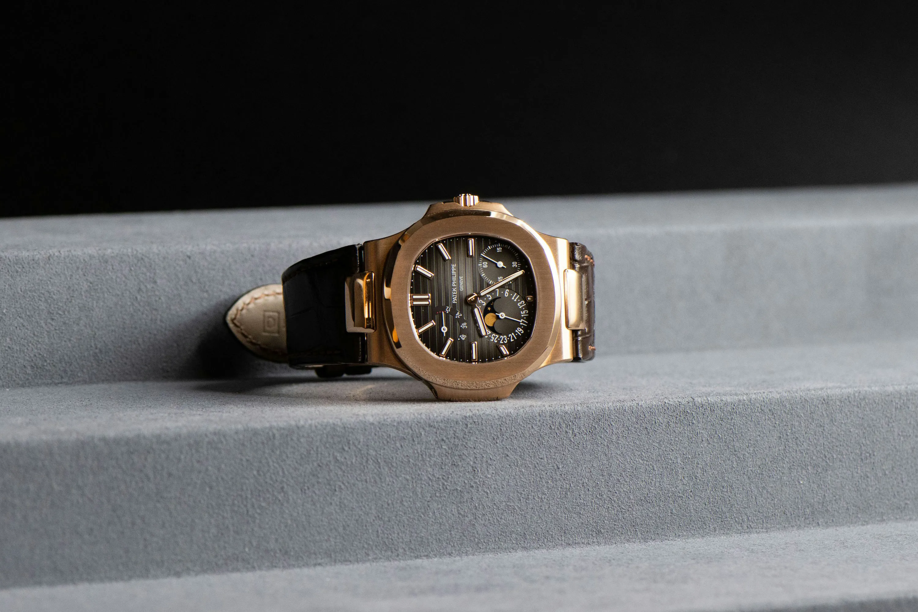 Patek Philippe Nautilus 5712R 40mm Rose gold Grey 1