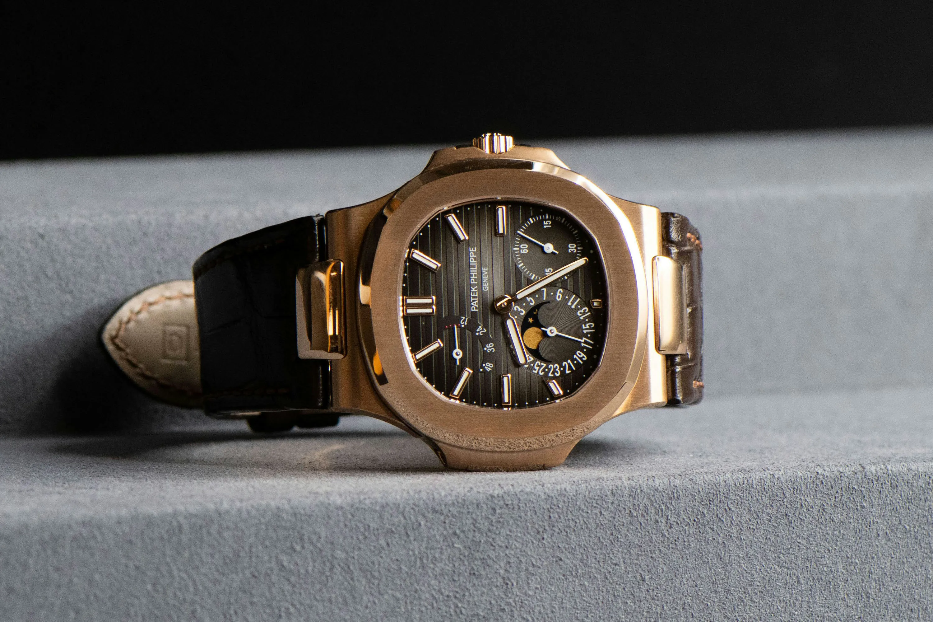 Patek Philippe Nautilus 5712R 40mm Rose gold Grey 2