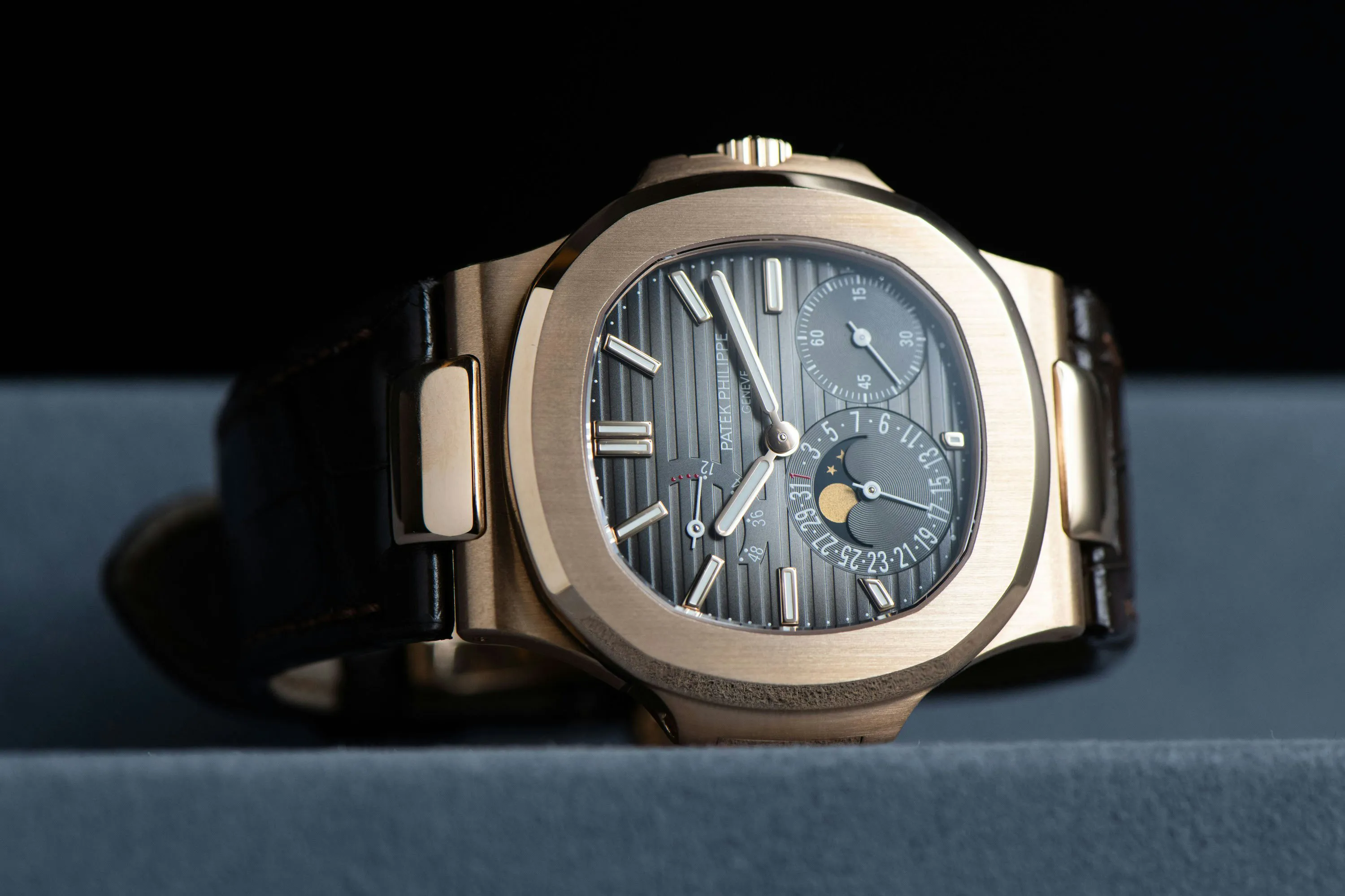 Patek Philippe Nautilus 5712R 40mm Rose gold Grey 3