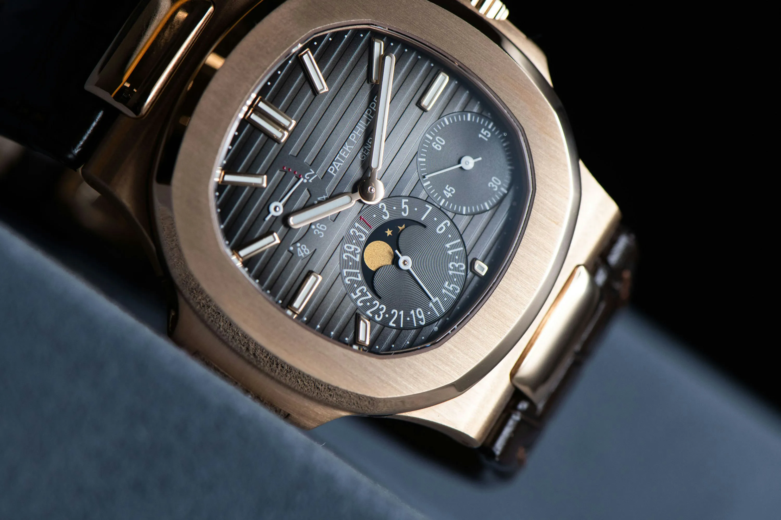 Patek Philippe Nautilus 5712R 40mm Rose gold Grey 4