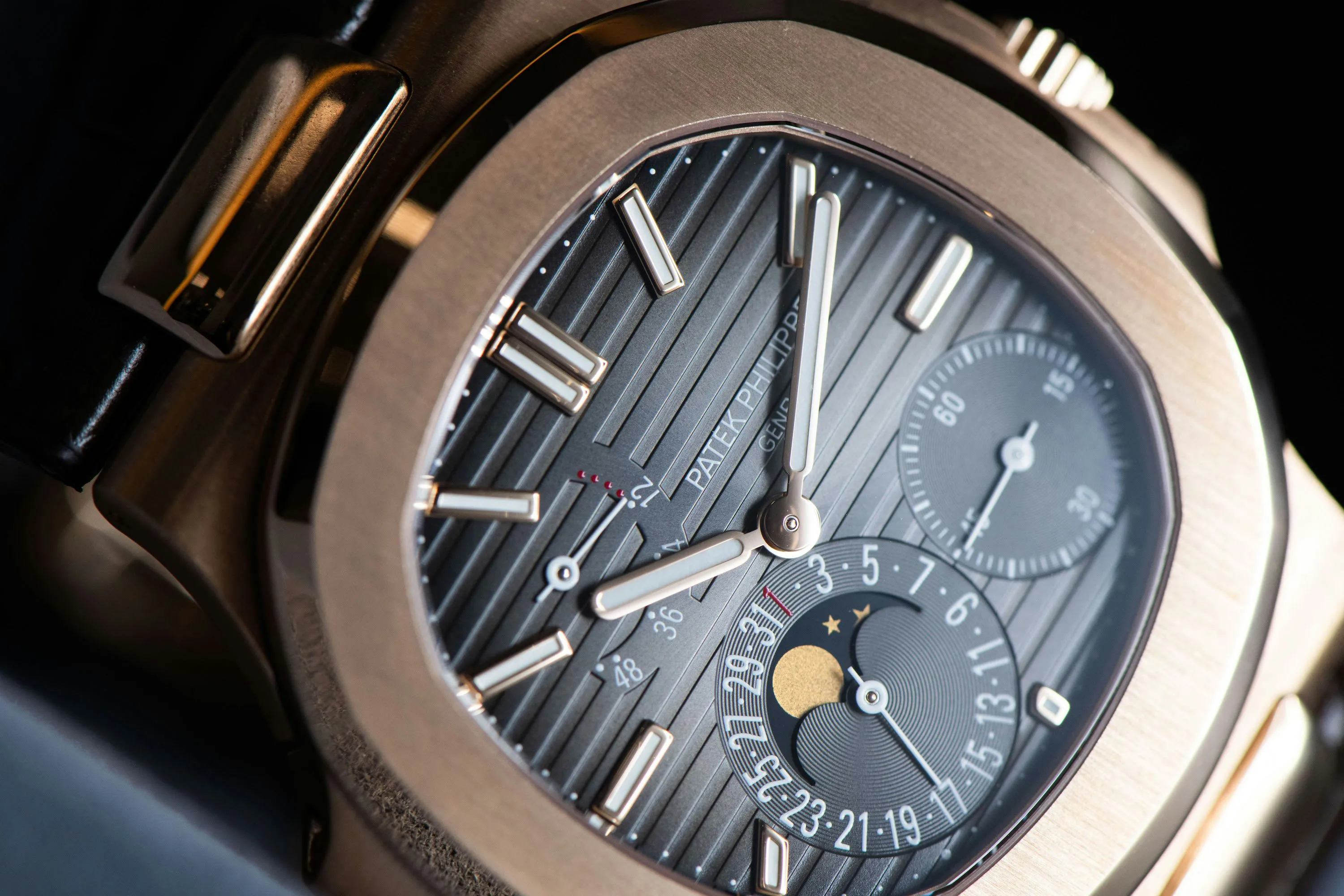 Patek Philippe Nautilus 5712R 40mm Rose gold Grey 5