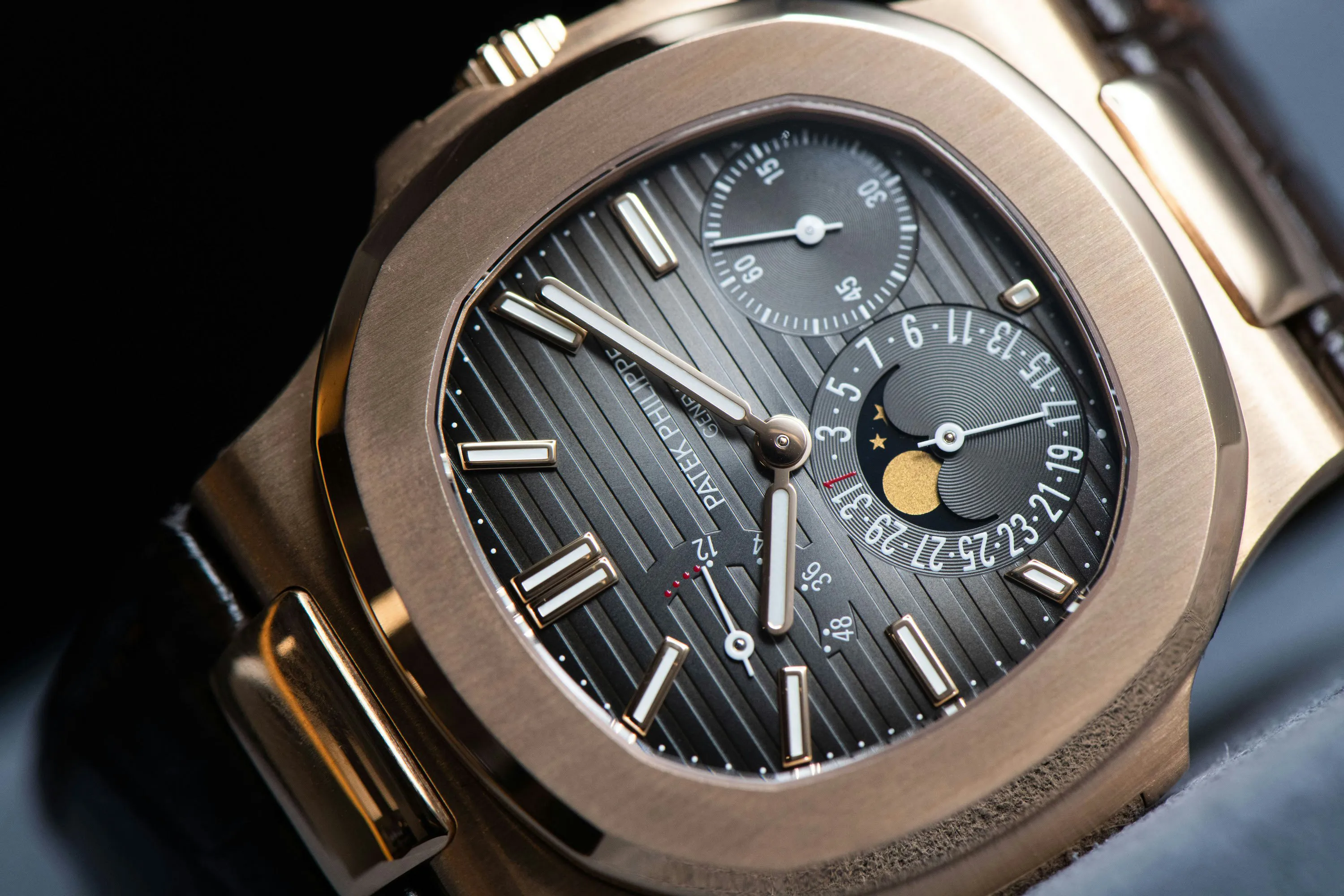 Patek Philippe Nautilus 5712R 40mm Rose gold Grey 6