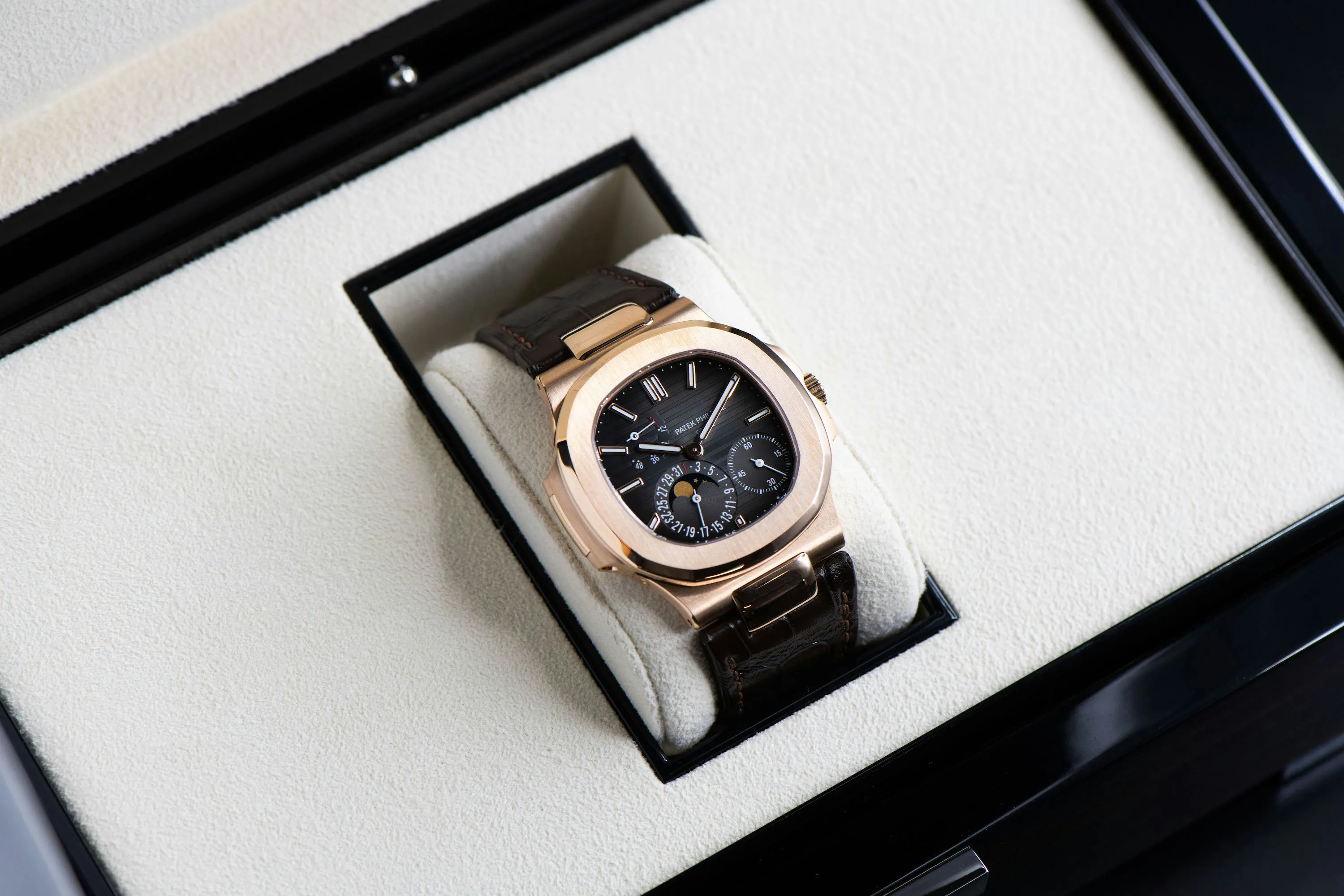 Patek Philippe Nautilus 5712R 40mm Rose gold Grey 10