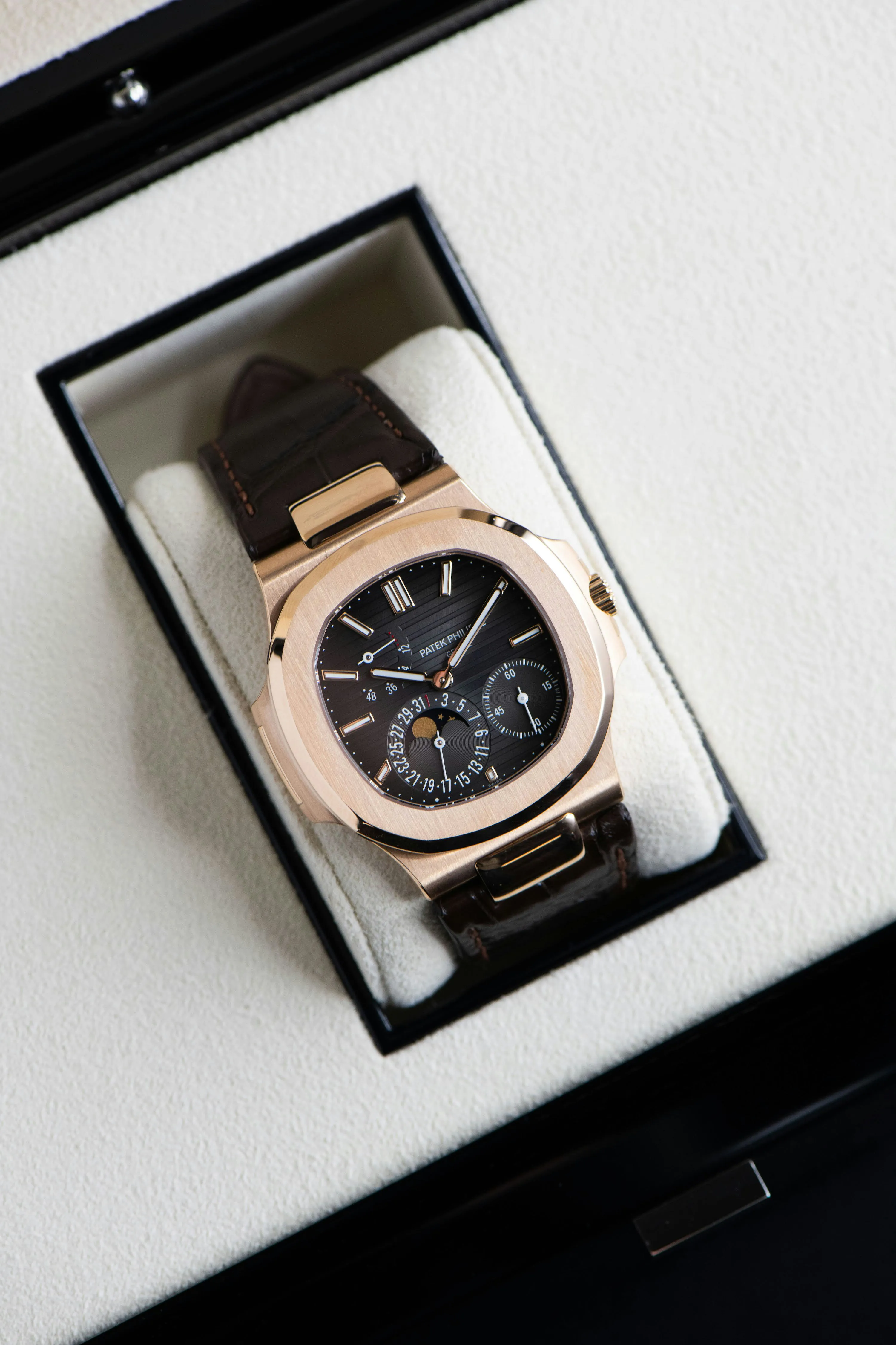 Patek Philippe Nautilus 5712R 40mm Rose gold Grey 11