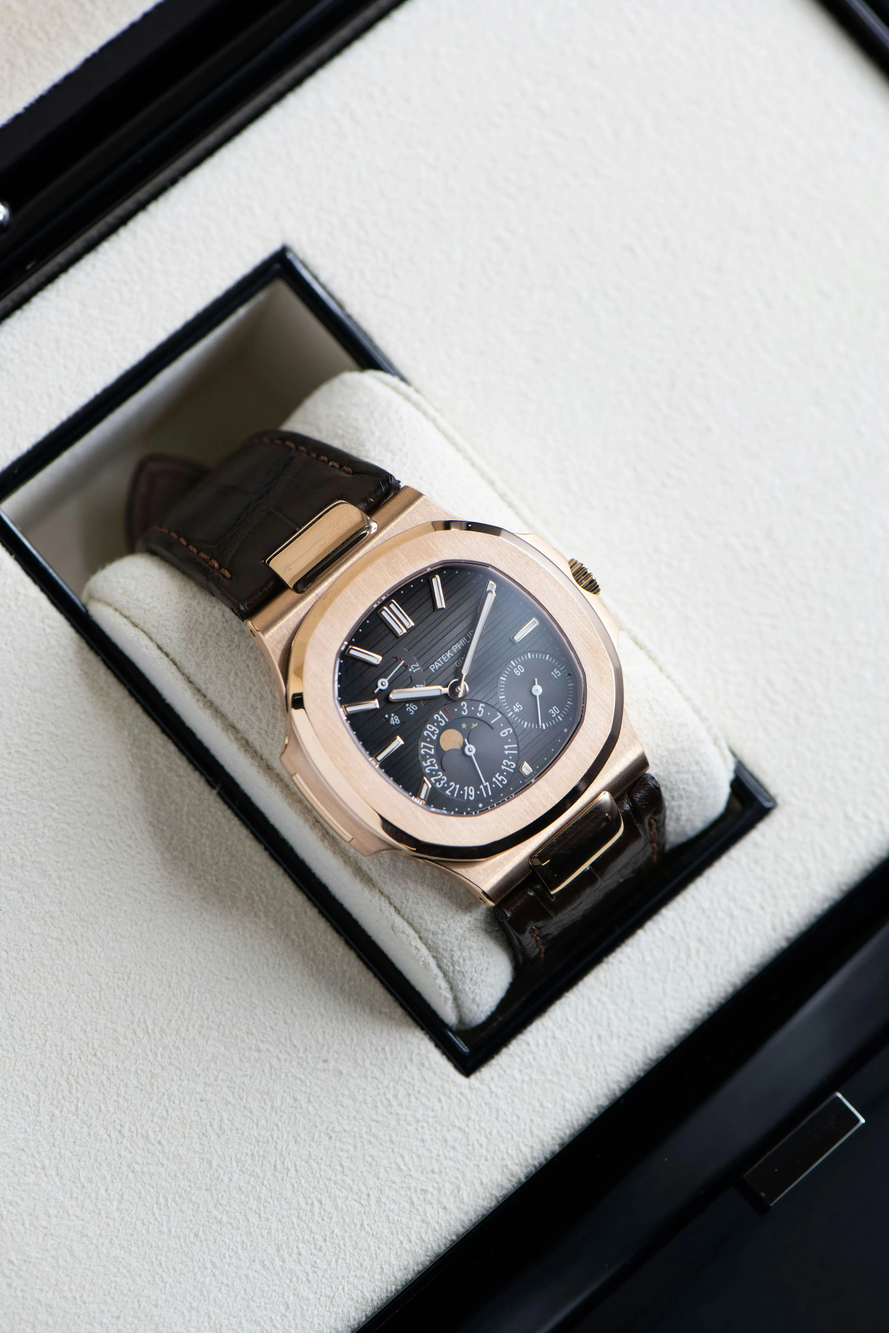 Patek Philippe Nautilus 5712R 40mm Rose gold Grey 12