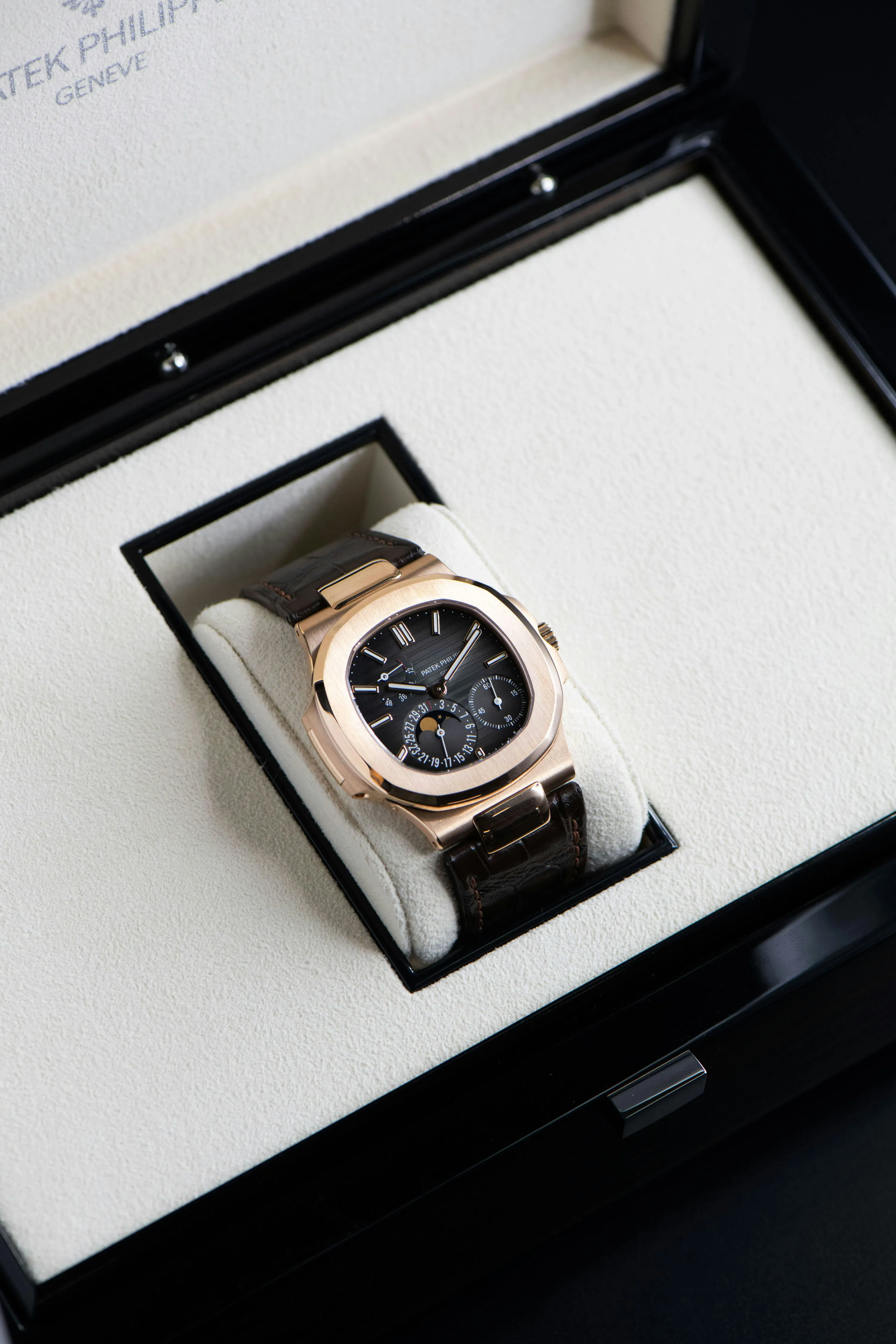 Patek Philippe Nautilus 5712R 40mm Rose gold Grey 13