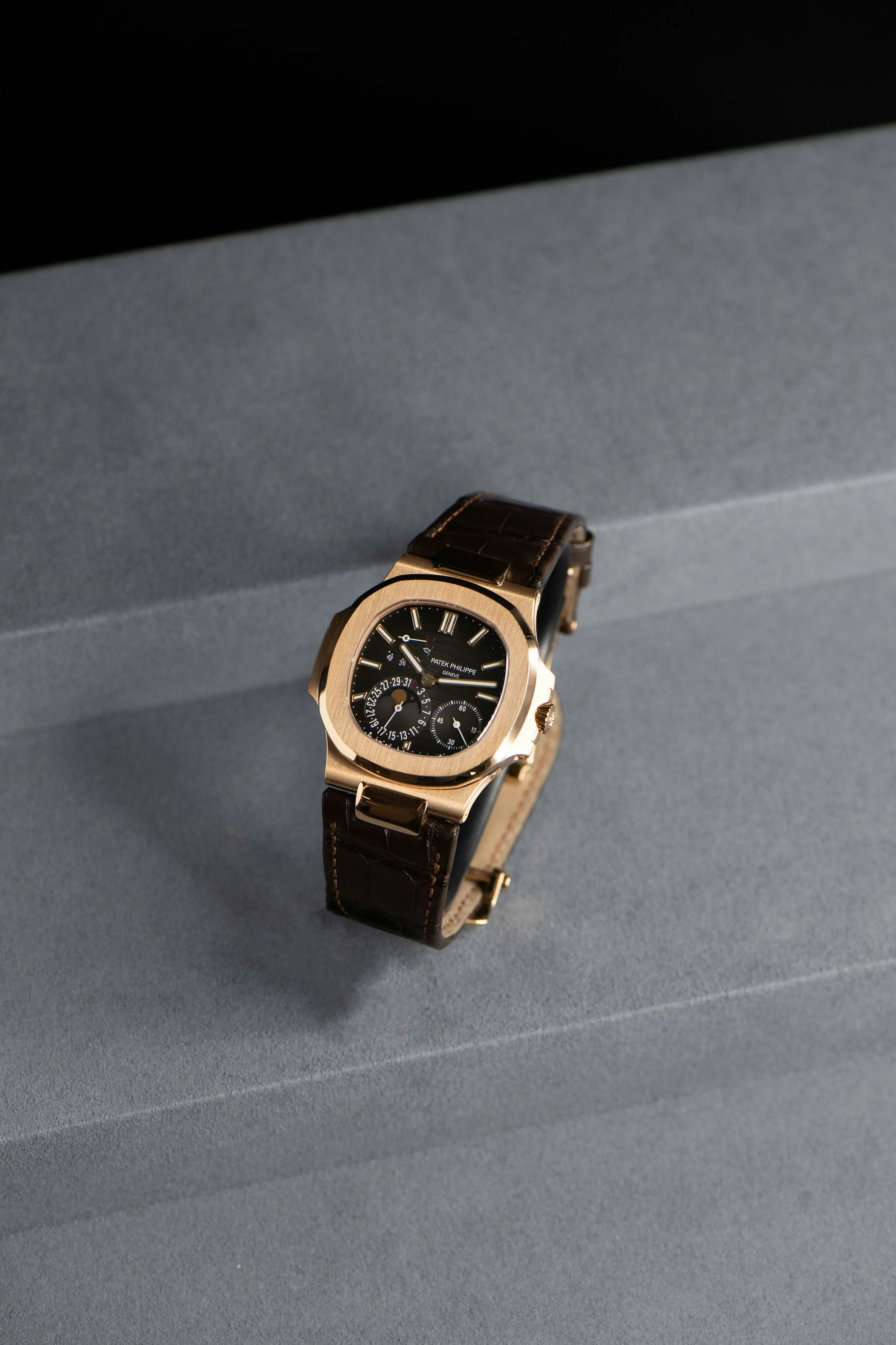 Patek Philippe Nautilus 5712R 40mm Rose gold Grey 14