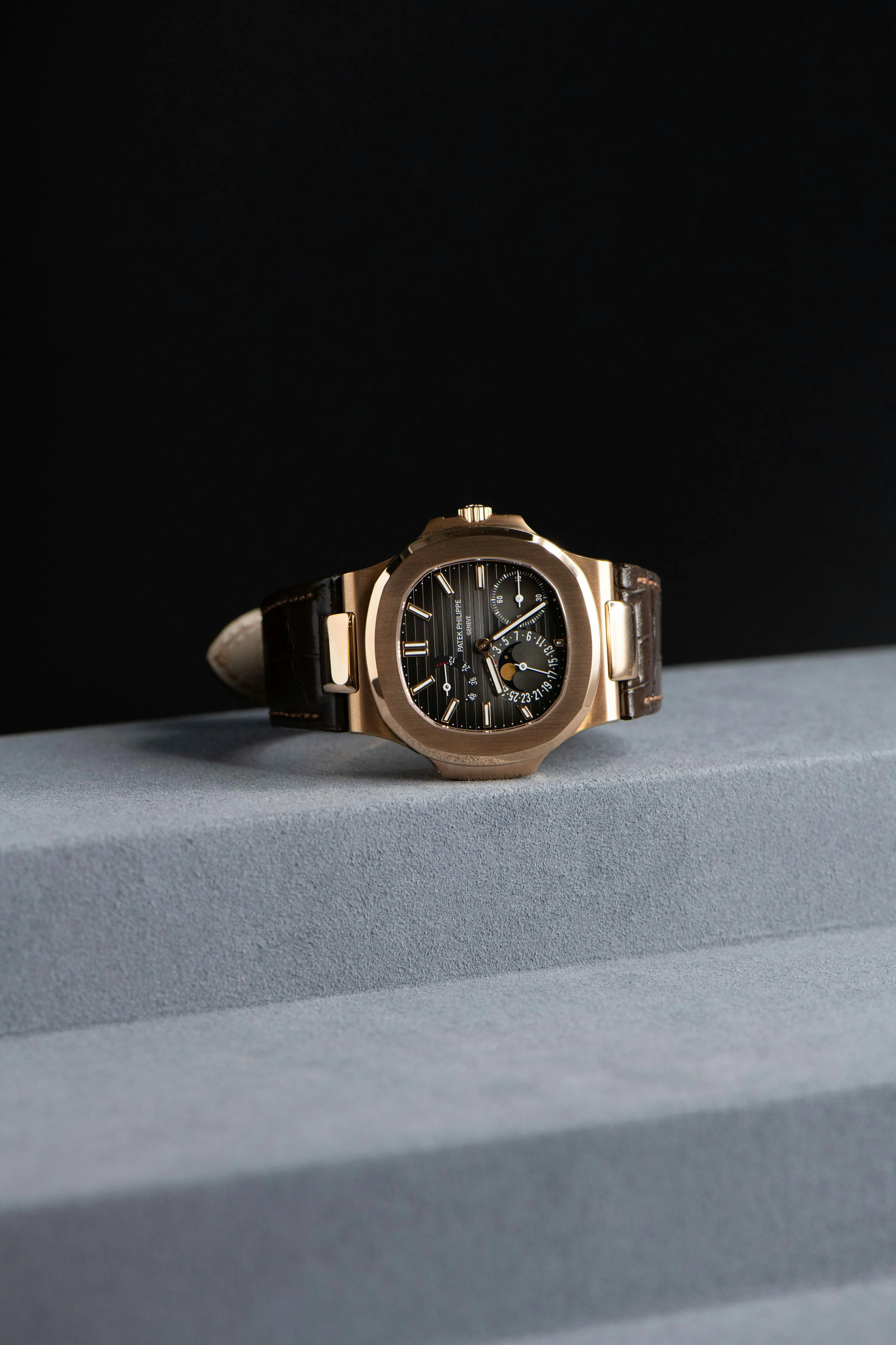 Patek Philippe Nautilus 5712R 40mm Rose gold Grey 15