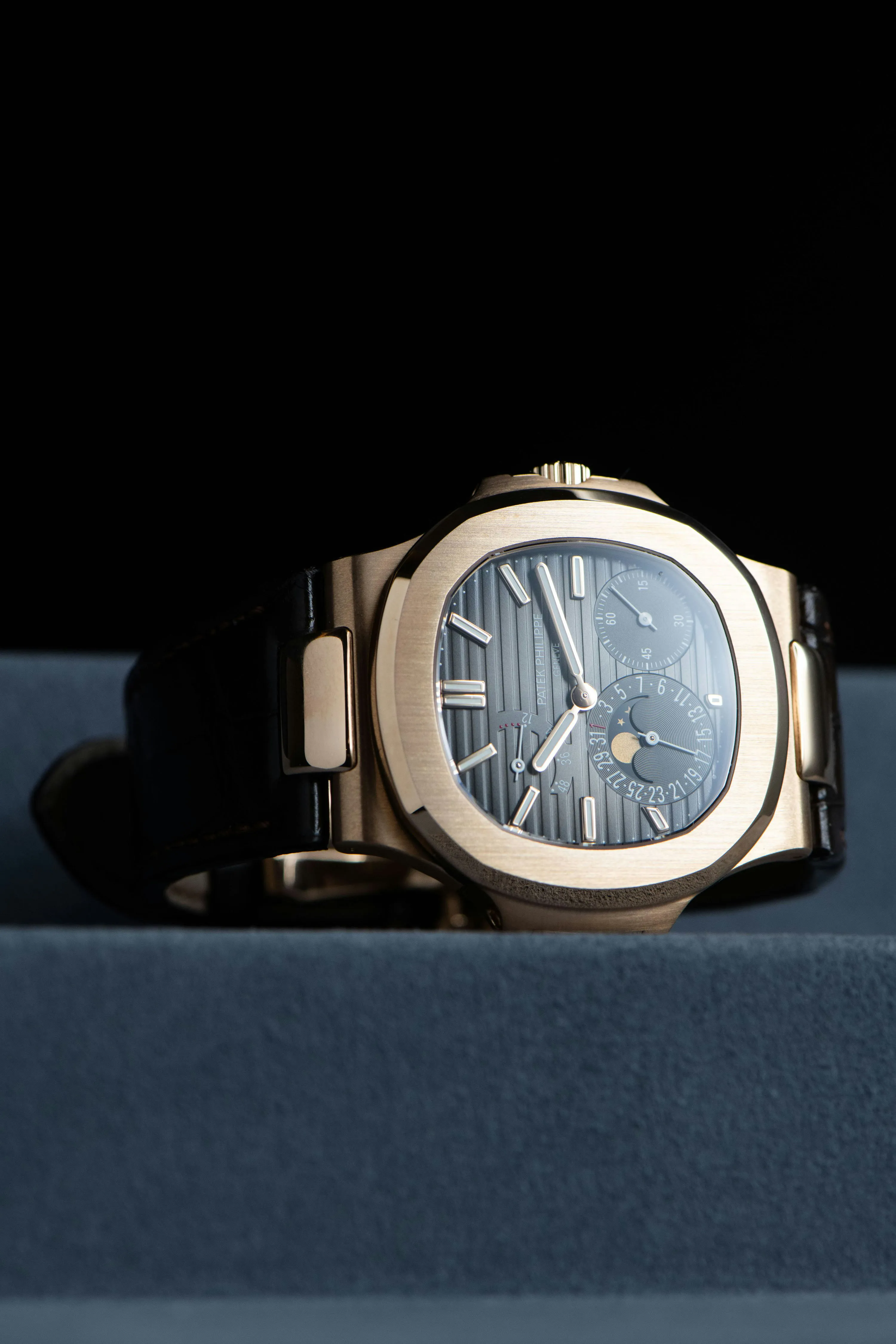 Patek Philippe Nautilus 5712R 40mm Rose gold Grey 16