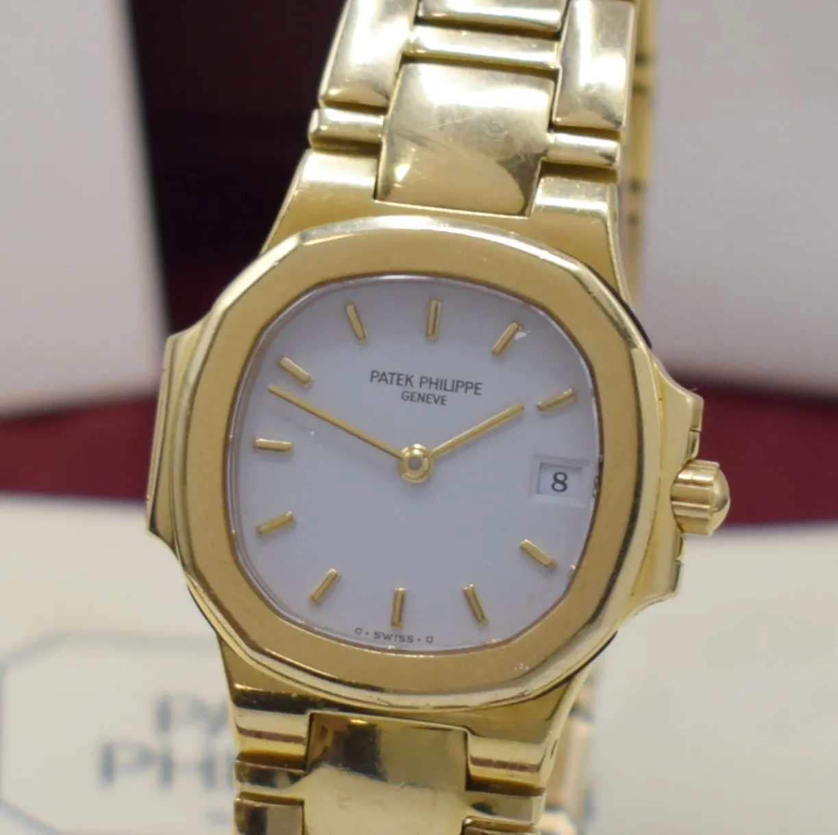 Patek Philippe Nautilus 4700/51 28mm Yellow gold White 1