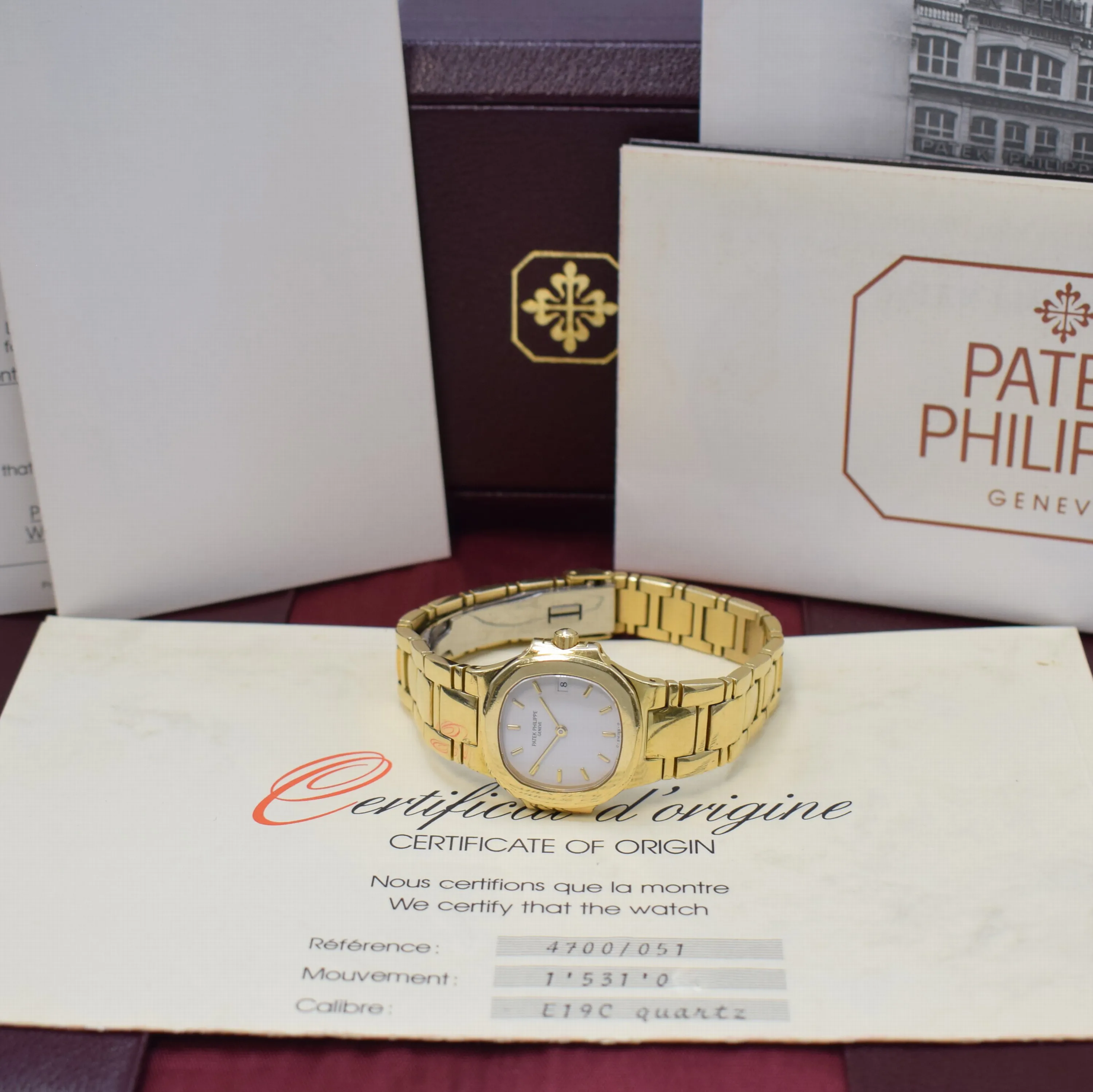 Patek Philippe Nautilus 4700/51 28mm Yellow gold White 6