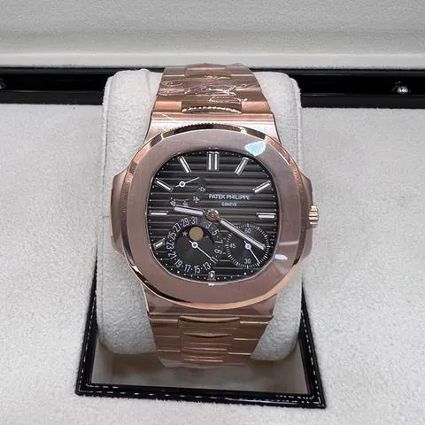 Patek Philippe Nautilus 5712/1R-001 40mm Rose gold Brown