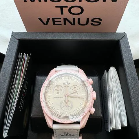 Swatch Moonswatch SO33P100 42mm Ceramic Pink