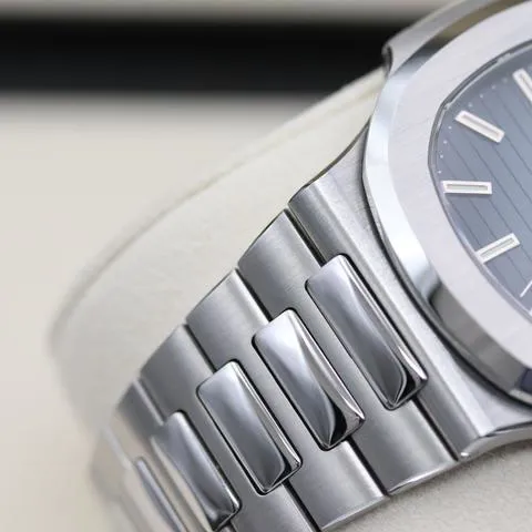 Patek Philippe Nautilus 5711/1A-001 40mm Stainless steel Blue 6