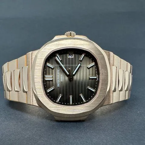 Patek Philippe Nautilus 5711/1R-001 40mm Rose gold Brown