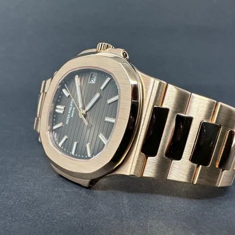 Patek Philippe Nautilus 5711/1R-001 40mm Rose gold Brown 6