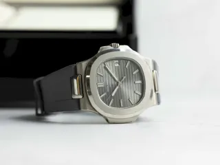 Patek Philippe Nautilus 5711G White gold Gray