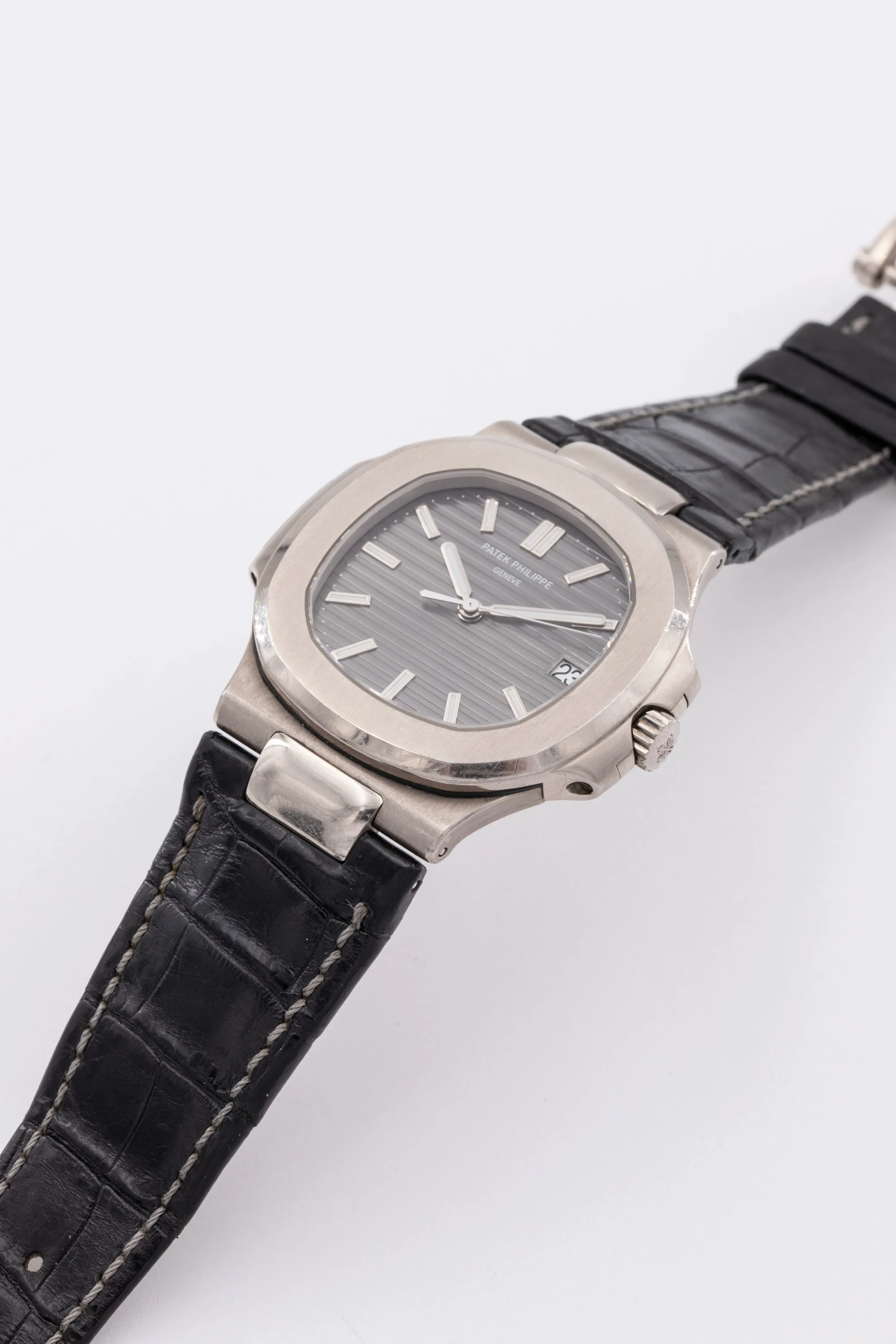 Patek Philippe Nautilus 5711G-001 40mm White gold Gray 2