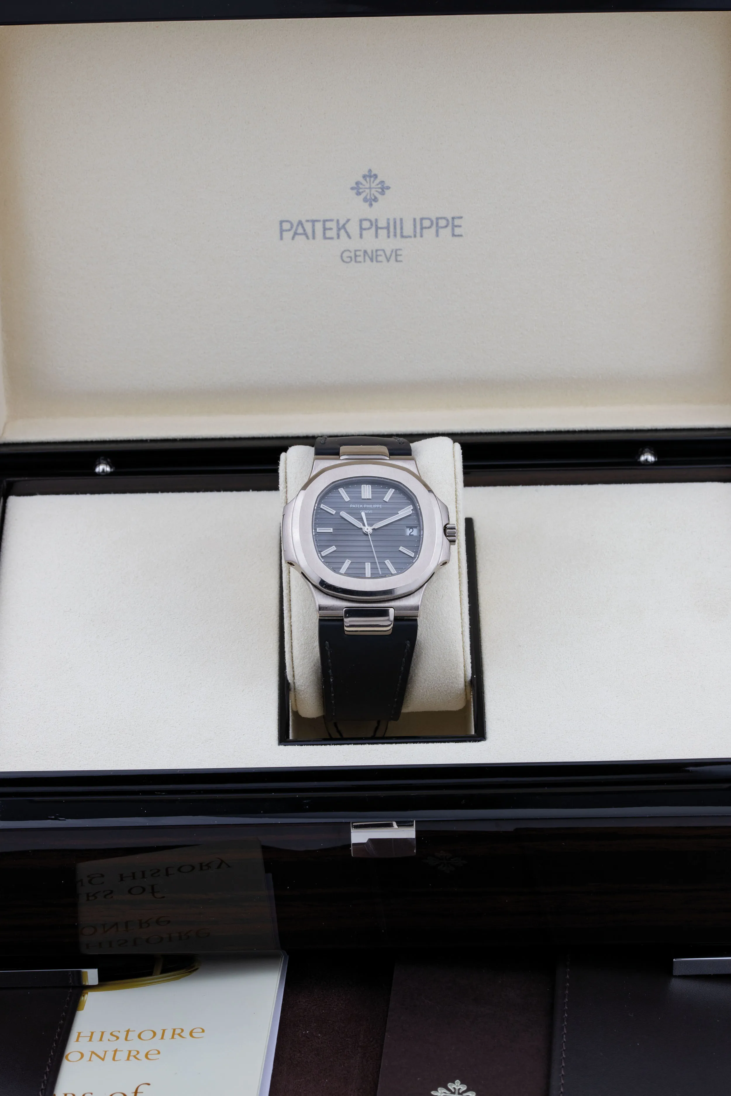 Patek Philippe Nautilus 5711G-001 40mm White gold Gray 1