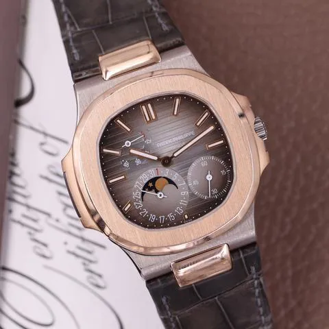 Patek Philippe Nautilus 5712GR-001 40mm Rose gold Gray