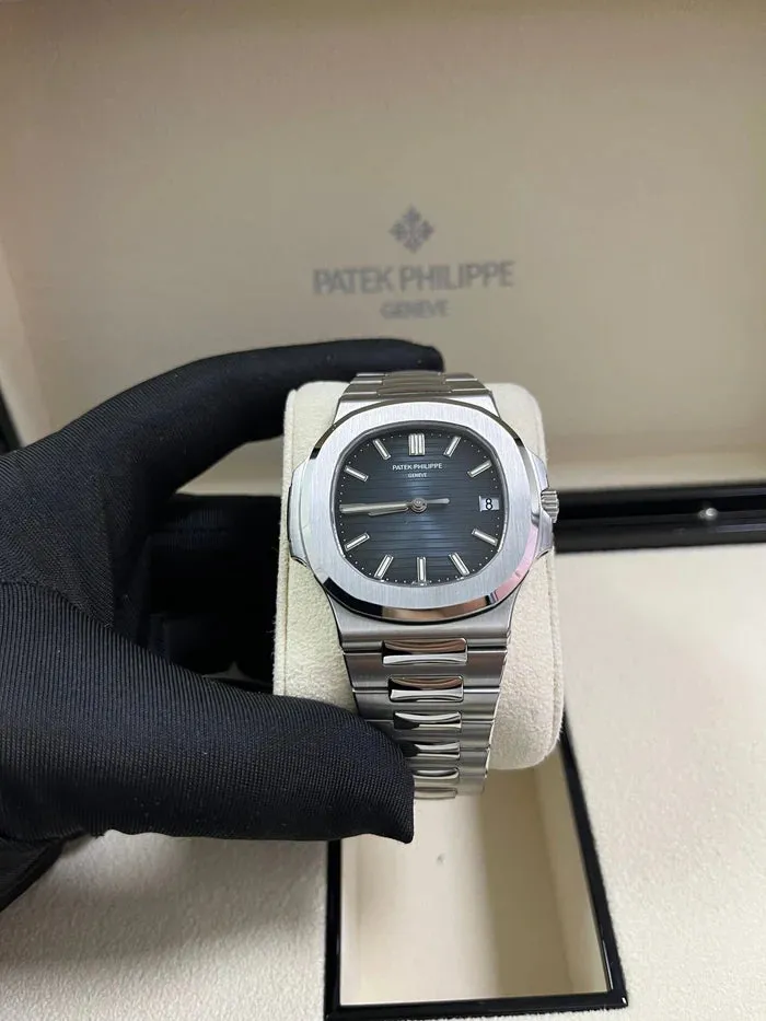 Patek Philippe Nautilus 5711/1A-010 40mm Stainless steel Blue 5