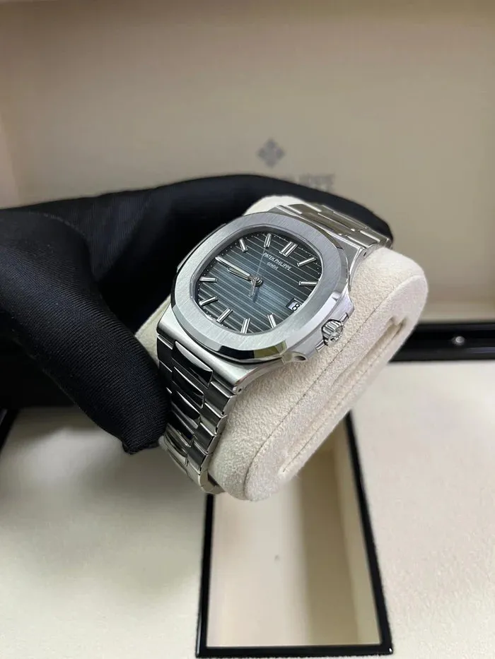 Patek Philippe Nautilus 5711/1A-010 40mm Stainless steel Blue 9