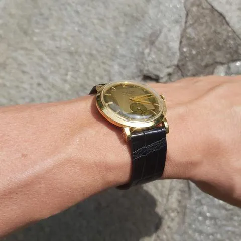 Movado 8463 35mm Yellow gold Engine-turned 12
