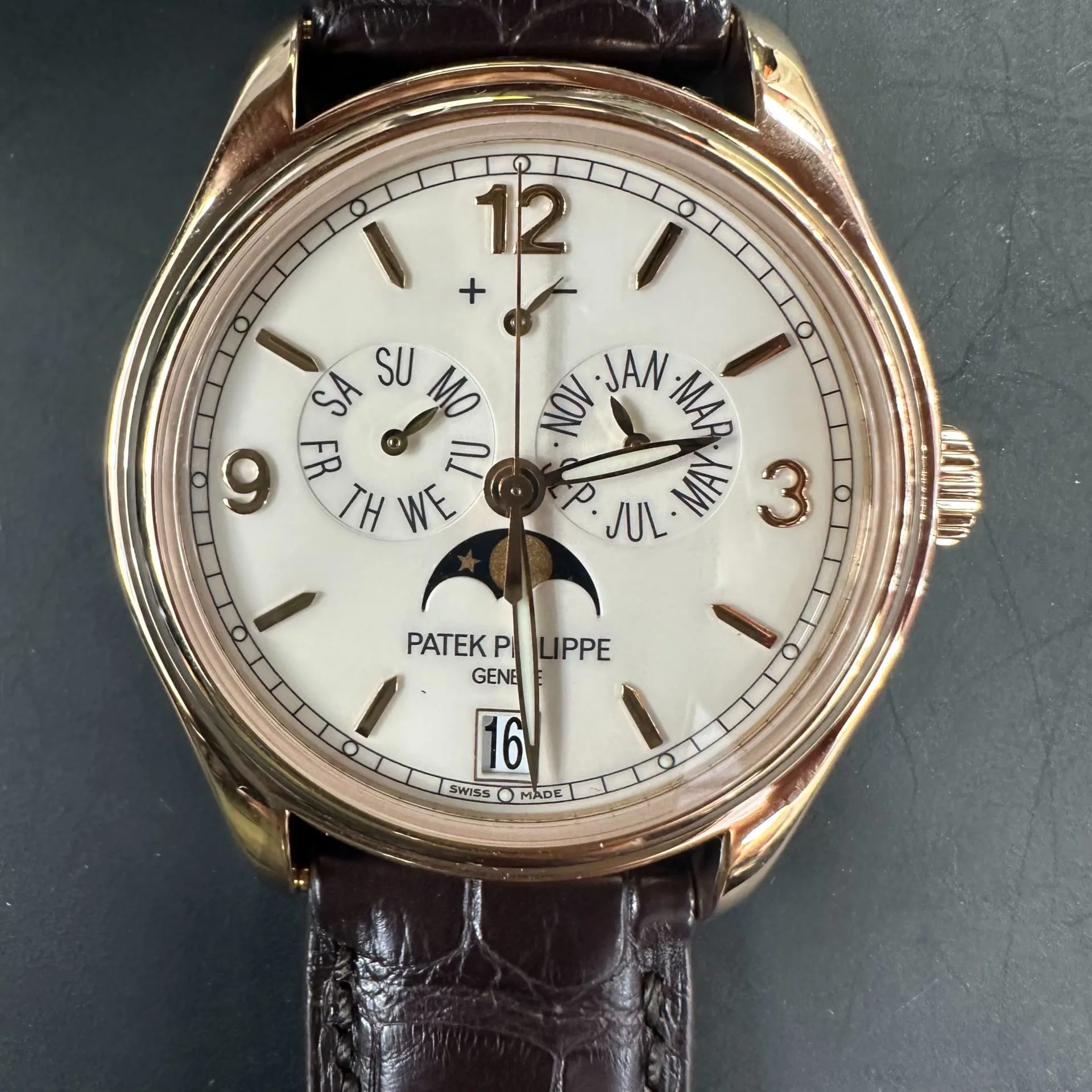 Patek Philippe Annual Calendar 5146R-001 39mm Rose gold Beige