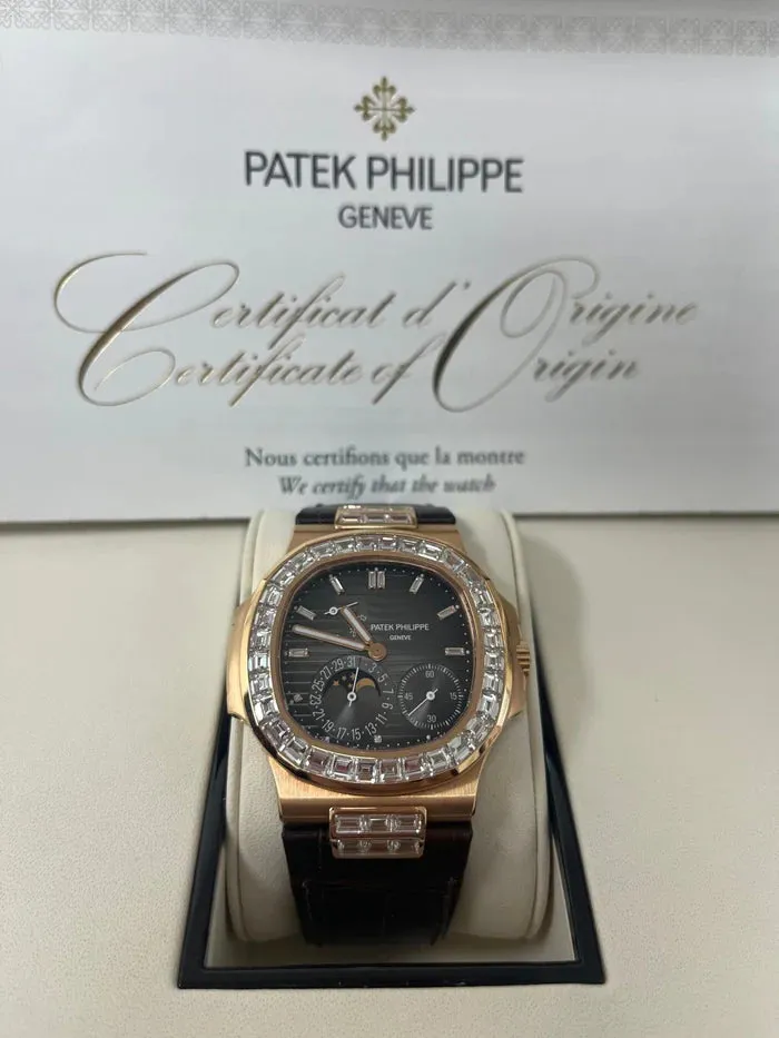 Patek Philippe Nautilus 5724R 40mm Rose gold and 18k rose gold Black 2