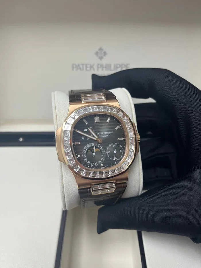 Patek Philippe Nautilus 5724R 40mm Rose gold and 18k rose gold Black 8