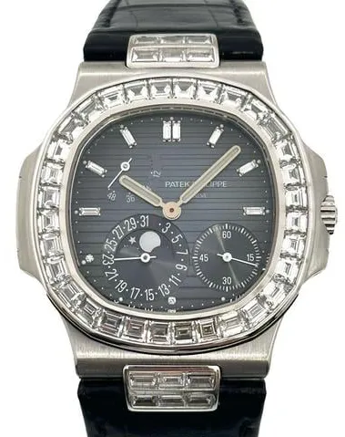 Patek Philippe Nautilus 5724G-001 40mm White gold Blue